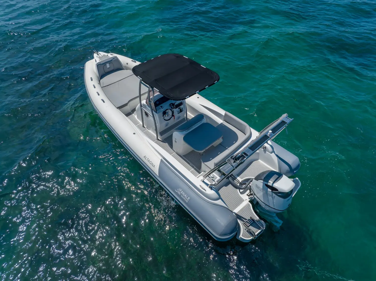 Fanale Altagna — Vue aérienne d’un bateau pneumatique équipé d’une console, d’un taud et d’un moteur hors-bord.