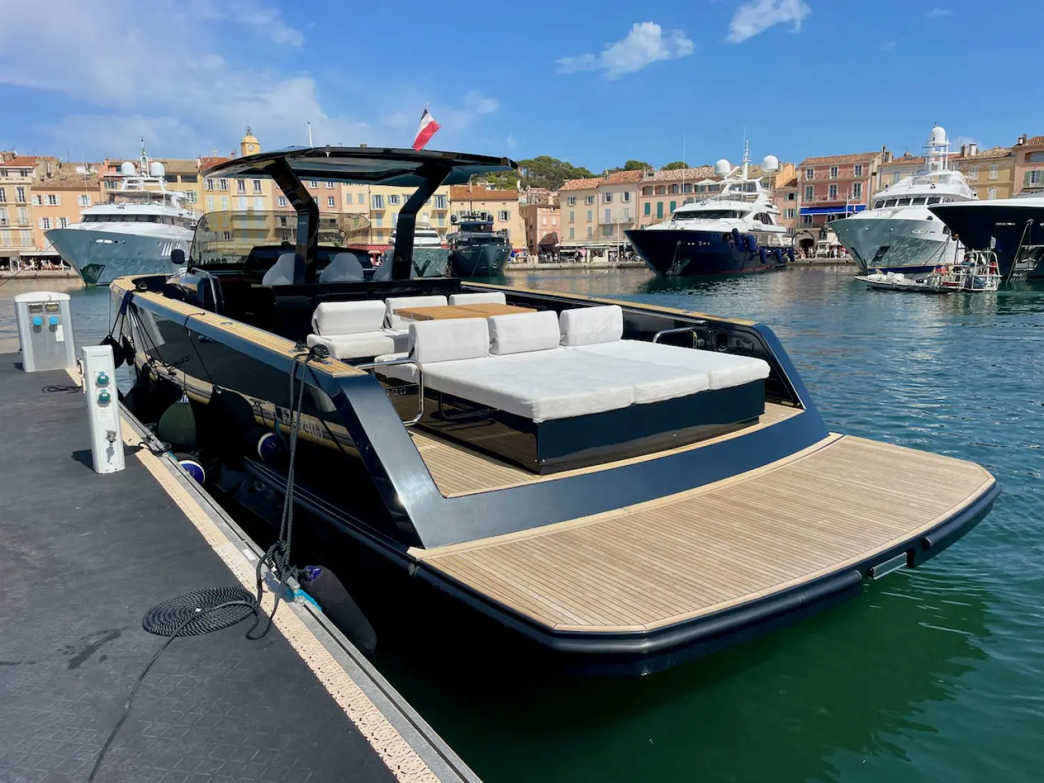 Pardo Yachts Pardo 43 — Vue arrière d’un bateau amarré dans un port, avec grand bain de soleil et cockpit.
