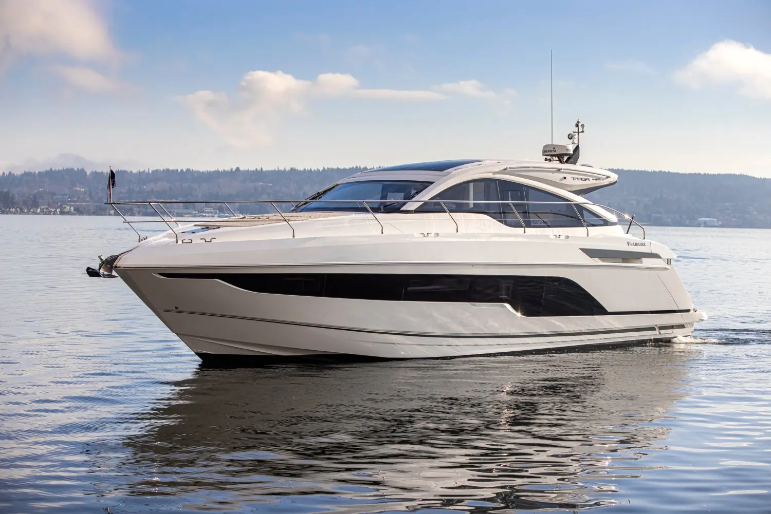Fairline Targa 45 Gran Turismo — Bateau à moteur blanc naviguant sur une eau calme, vu de profil.