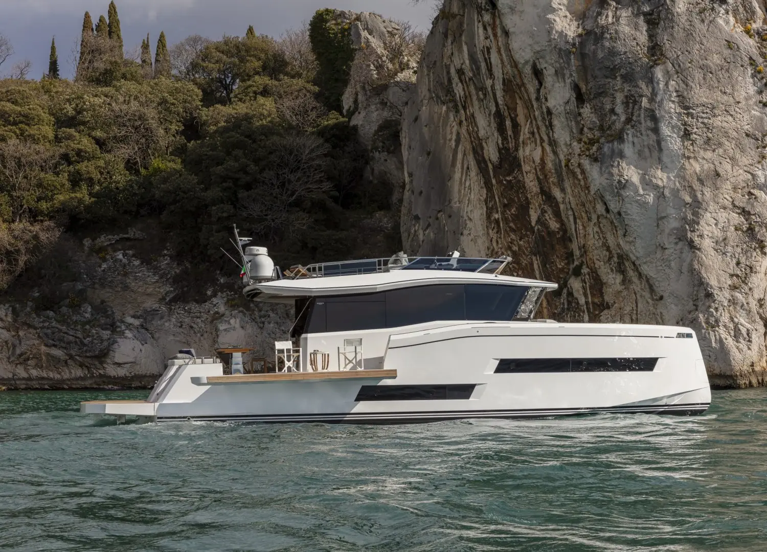 Pardo Yachts Endurance 60 — Bateau à moteur blanc vu de profil devant une falaise rocheuse.
