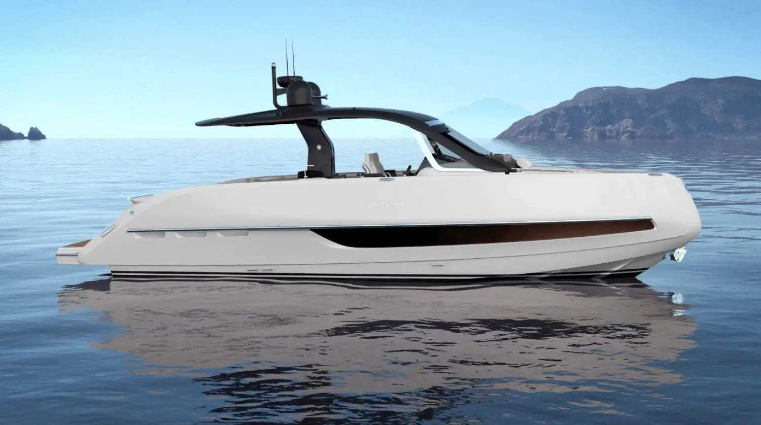 Invictus 420 TT — Bateau à moteur blanc vu de profil sur une mer calme, devant un relief côtier.