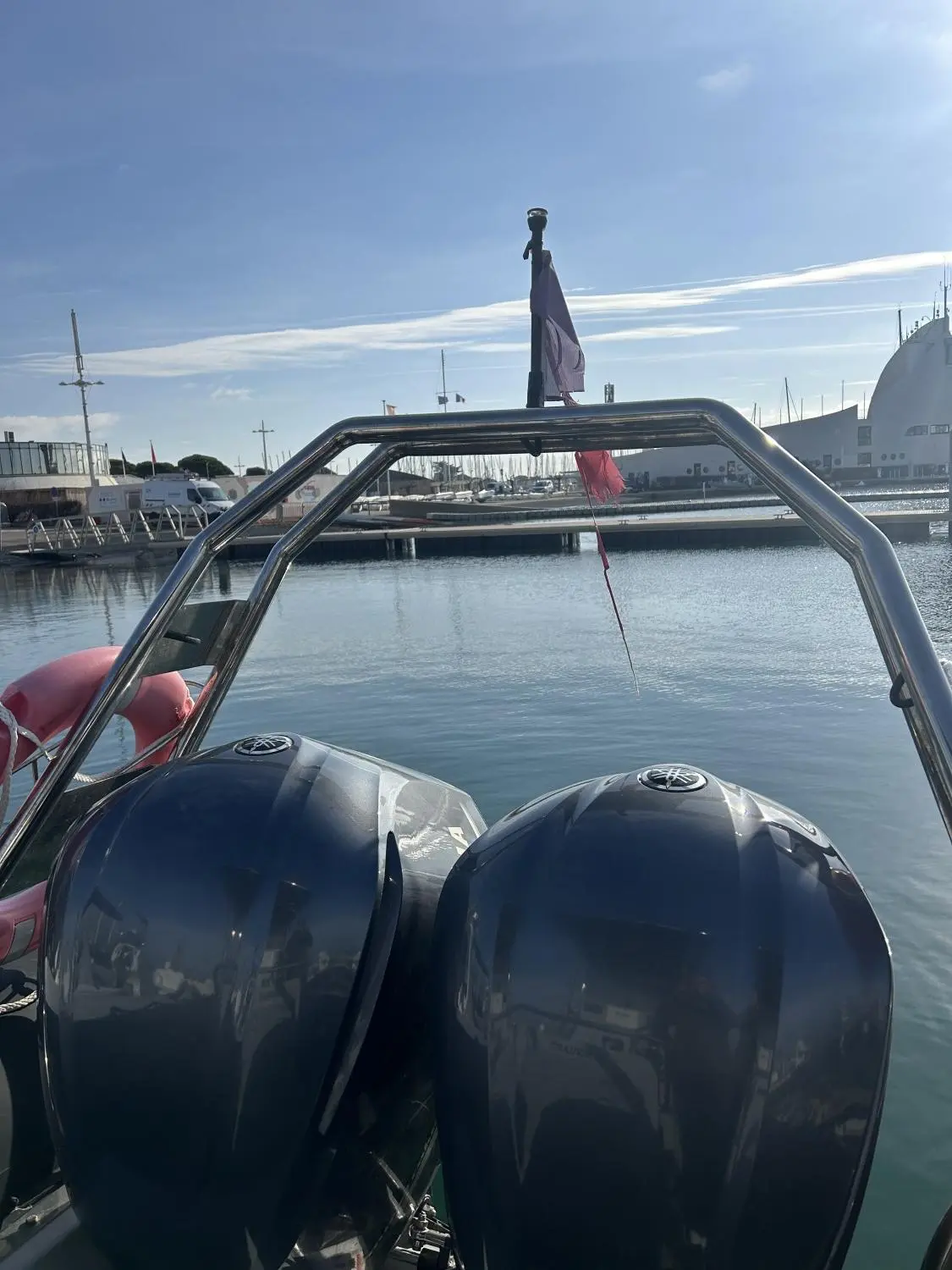 Vanguard Marine DR-900 — Vue arrière de deux moteurs hors-bord sur un bateau amarré dans un port.