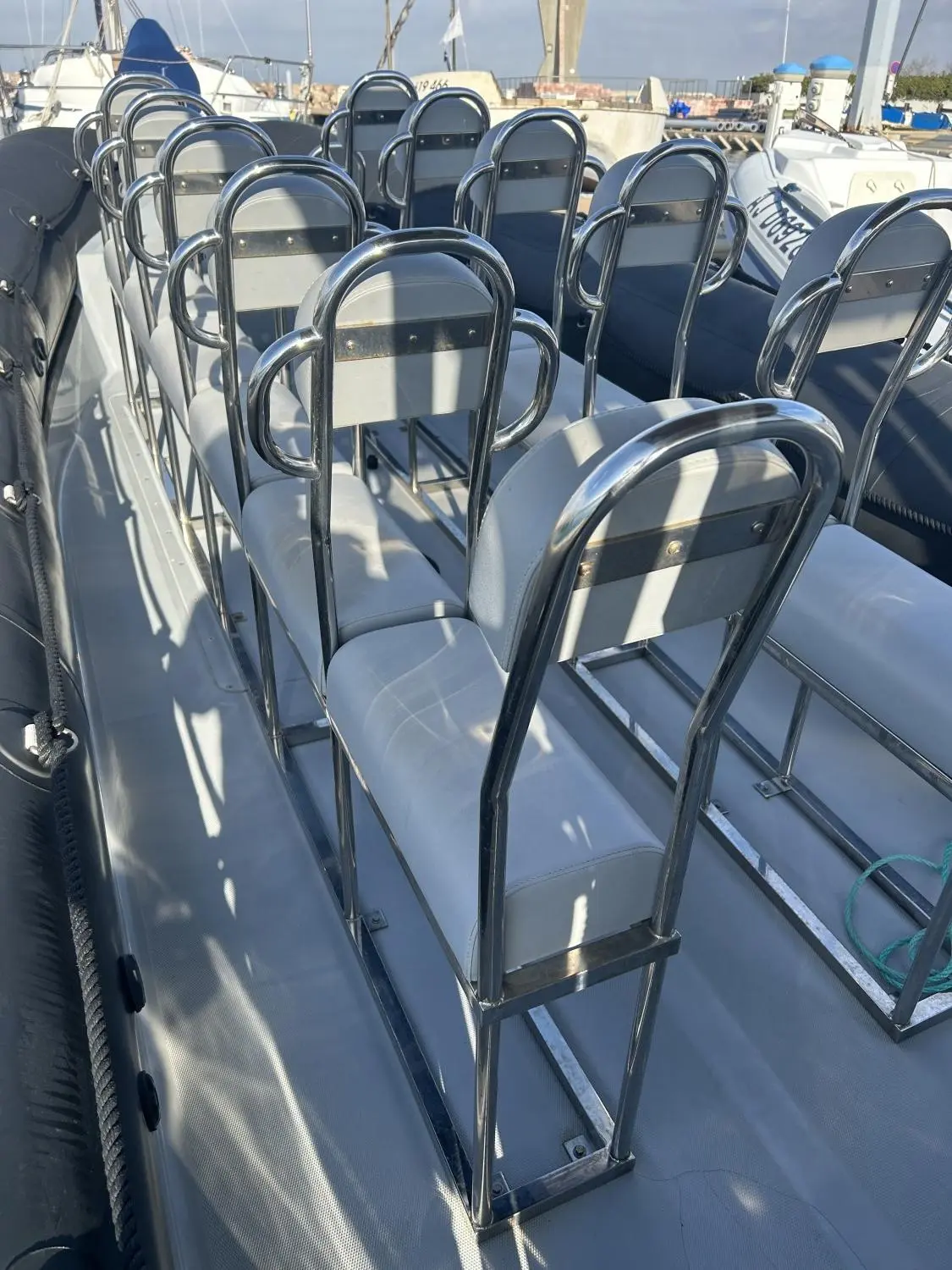 Vanguard Marine DR-900 — Vue rapprochée de sièges rembourrés disposés sur le pont d’un bateau.