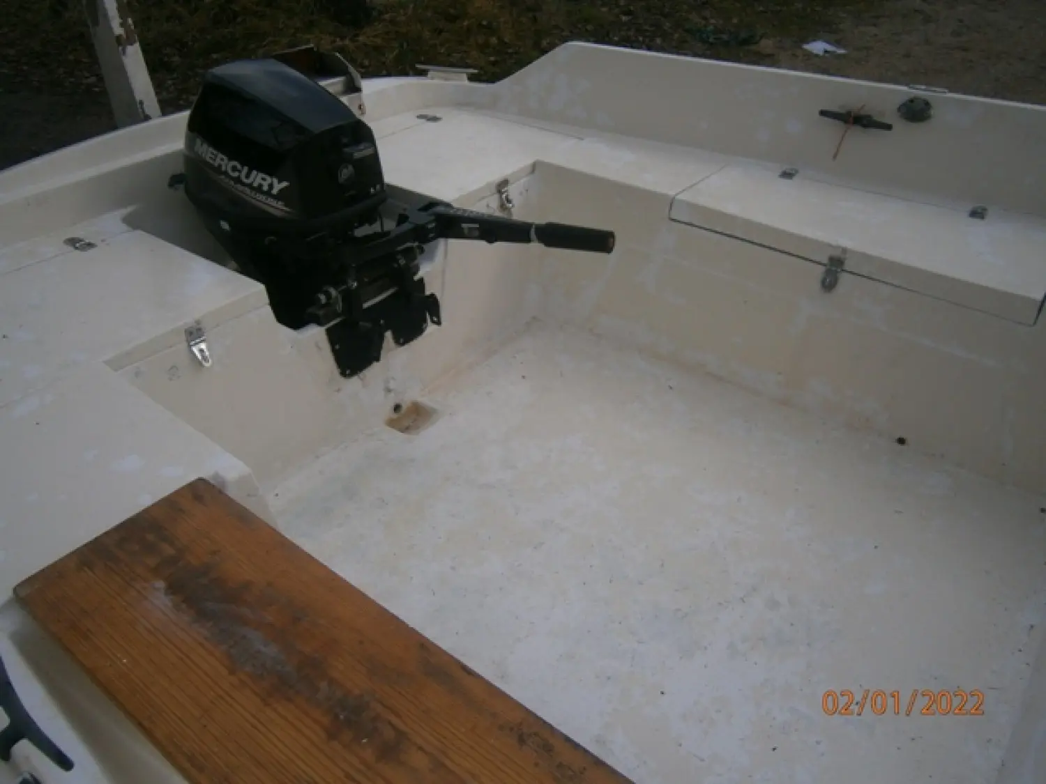 Sir 530 — Vue du cockpit arrière et du moteur hors-bord d’un bateau.