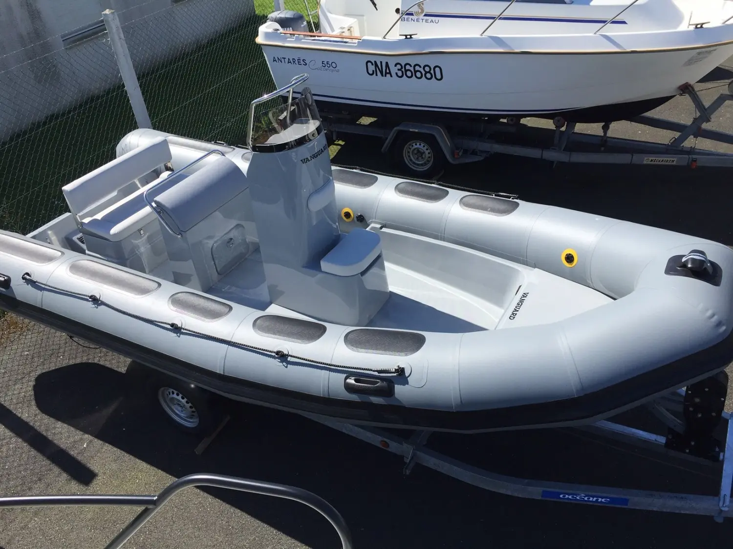 Vanguard Marine DR-560 — Semi-rigide blanc à console centrale présenté sur sa remorque.