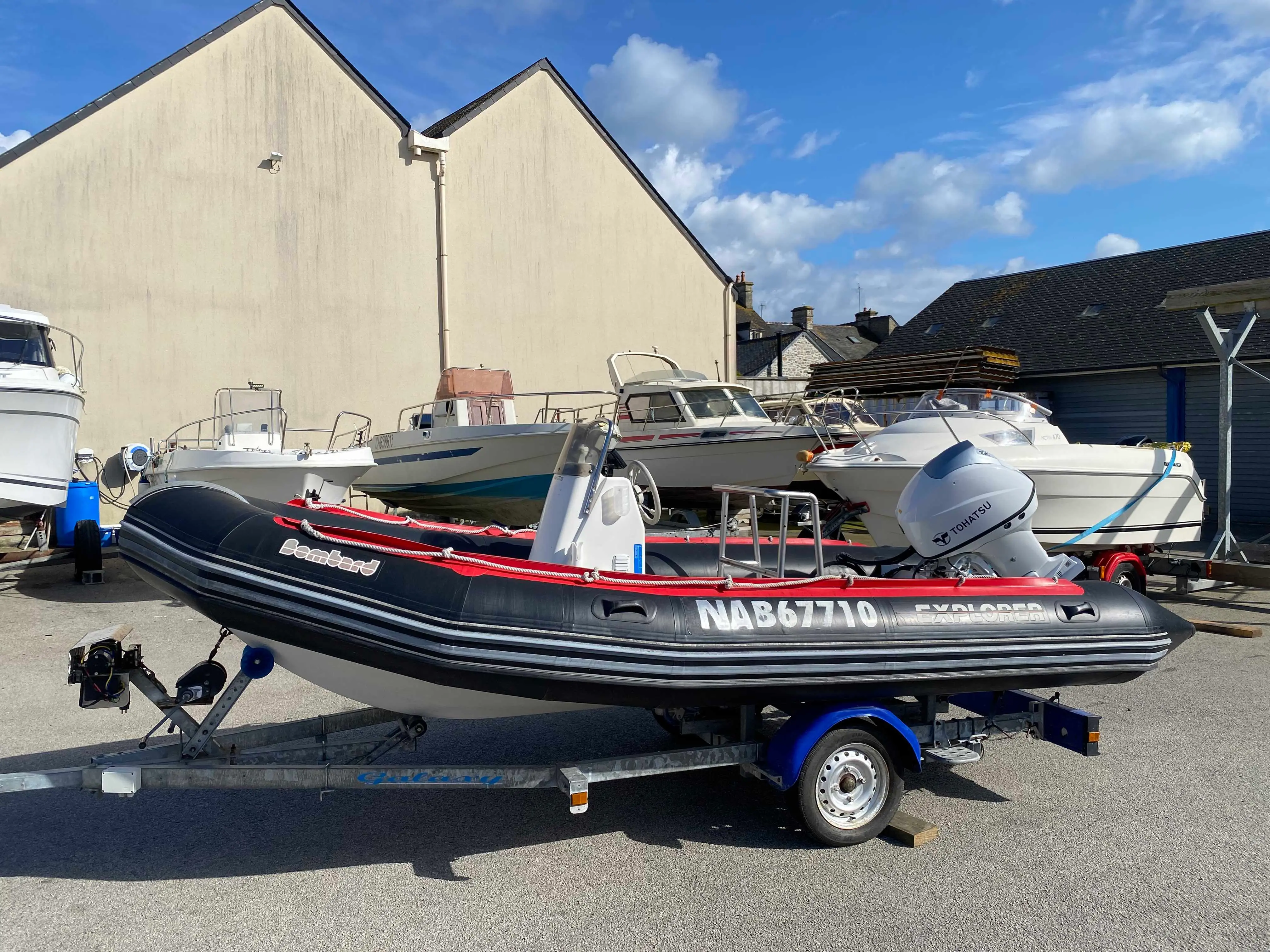 Bombard Explorer 500 DB — Bateau pneumatique à moteur hors-bord présenté sur une remorque.