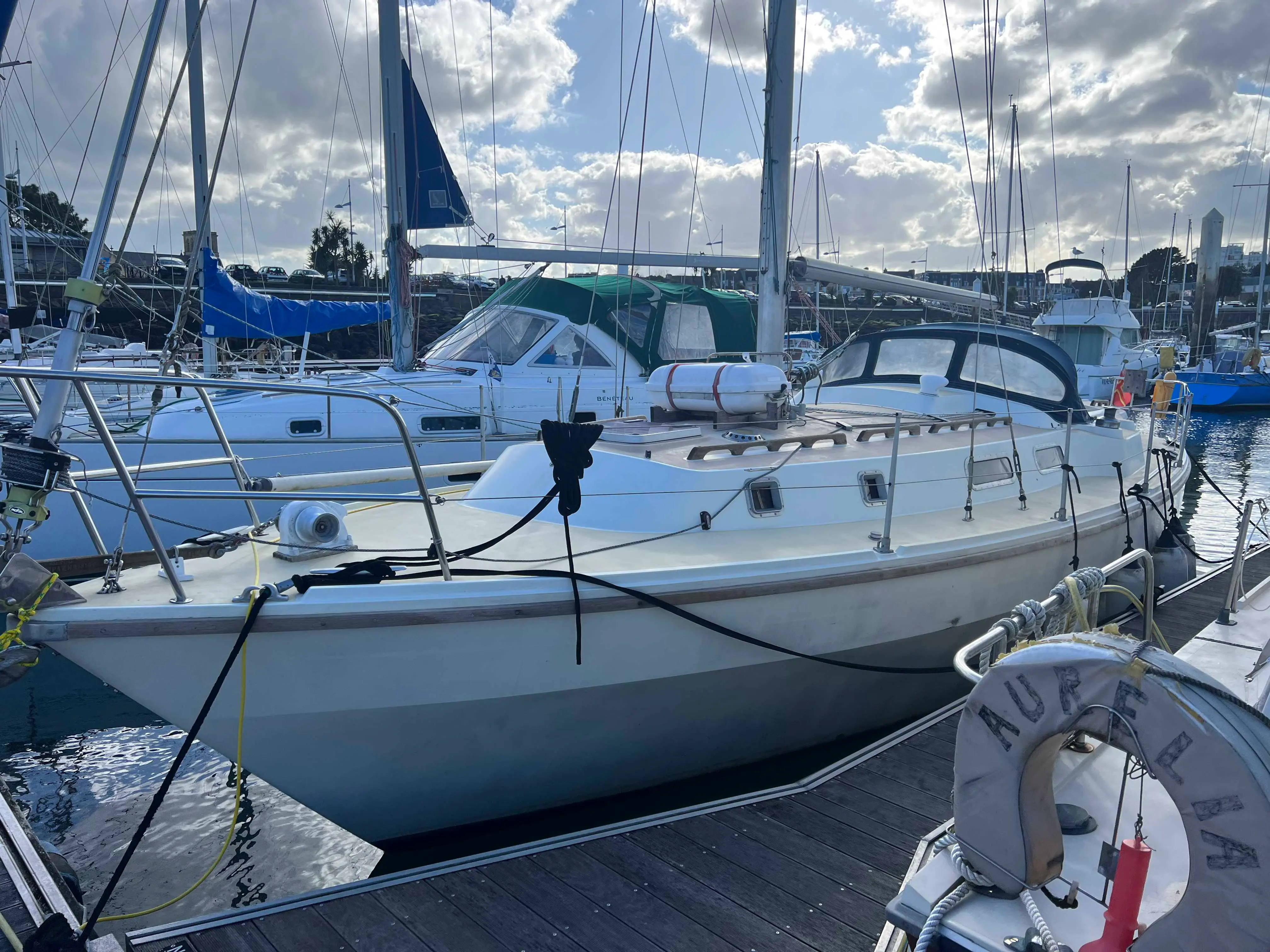 Westerly Discus — Voilier blanc amarré dans un port, vu de profil depuis le ponton.