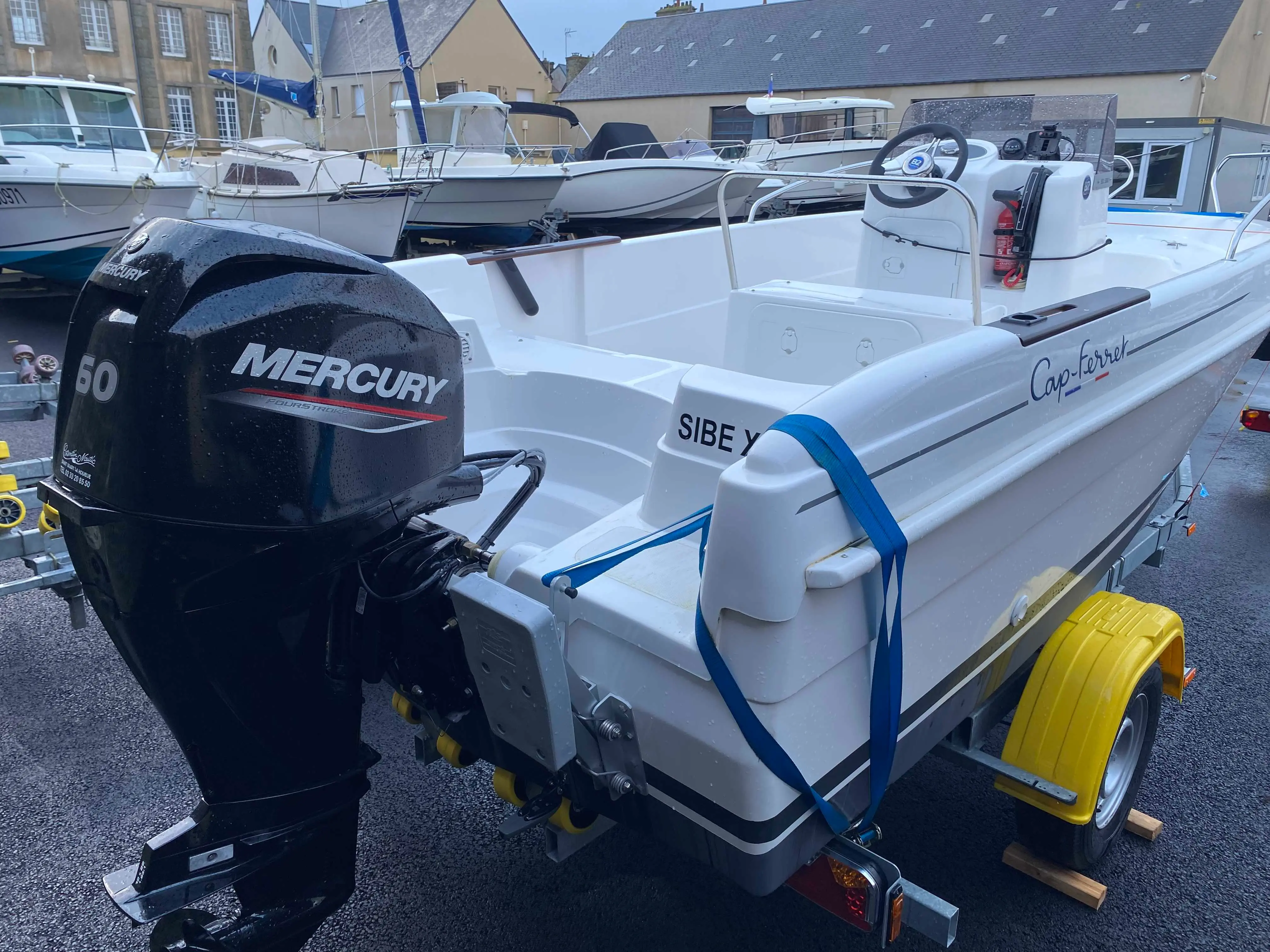 B2 Marine Cap Ferret 500 — Bateau à moteur hors-bord Mercury présenté sur une remorque au port.