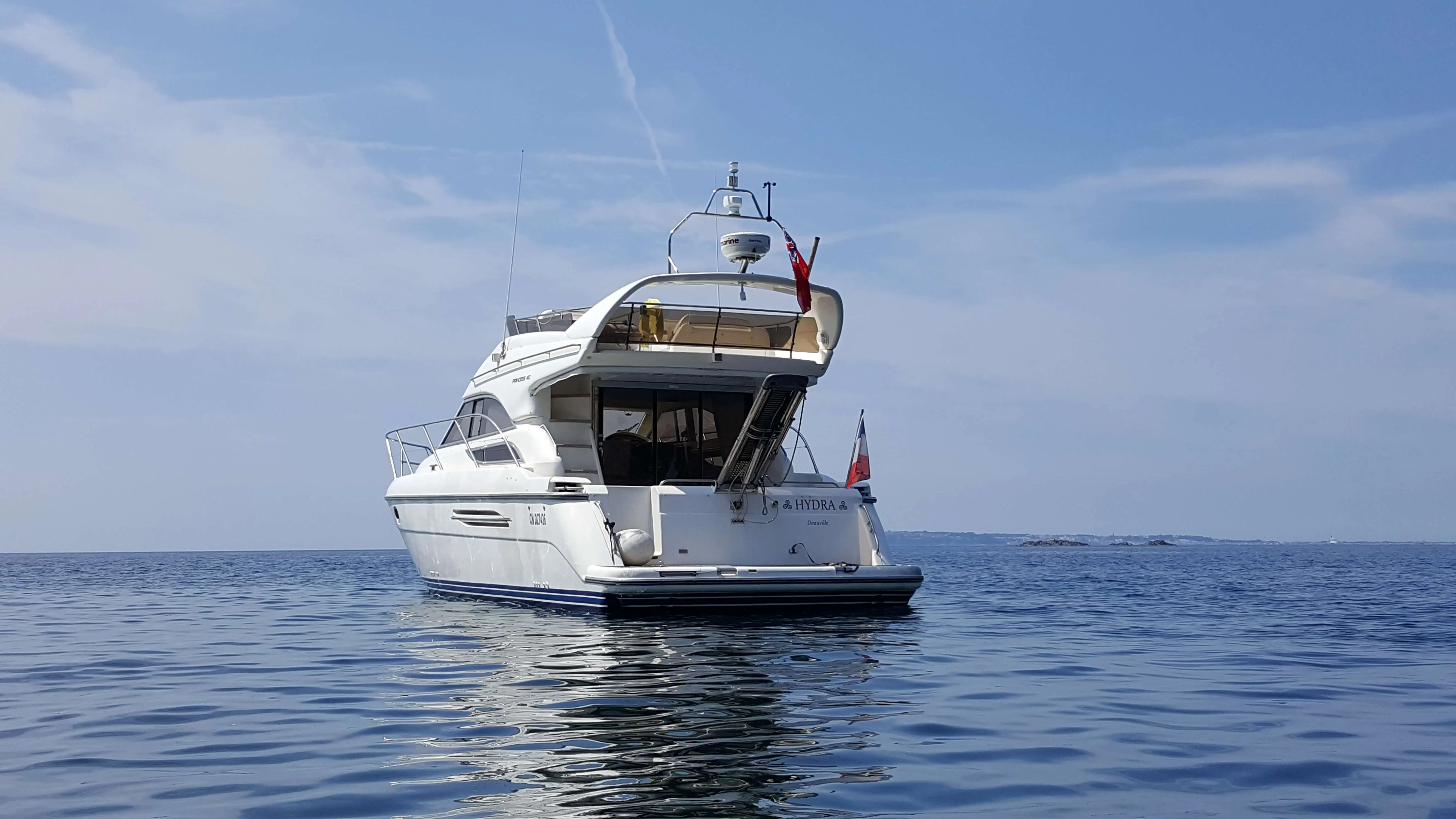 Princess 40 — Bateau à moteur blanc vu de trois quarts arrière sur une mer calme.