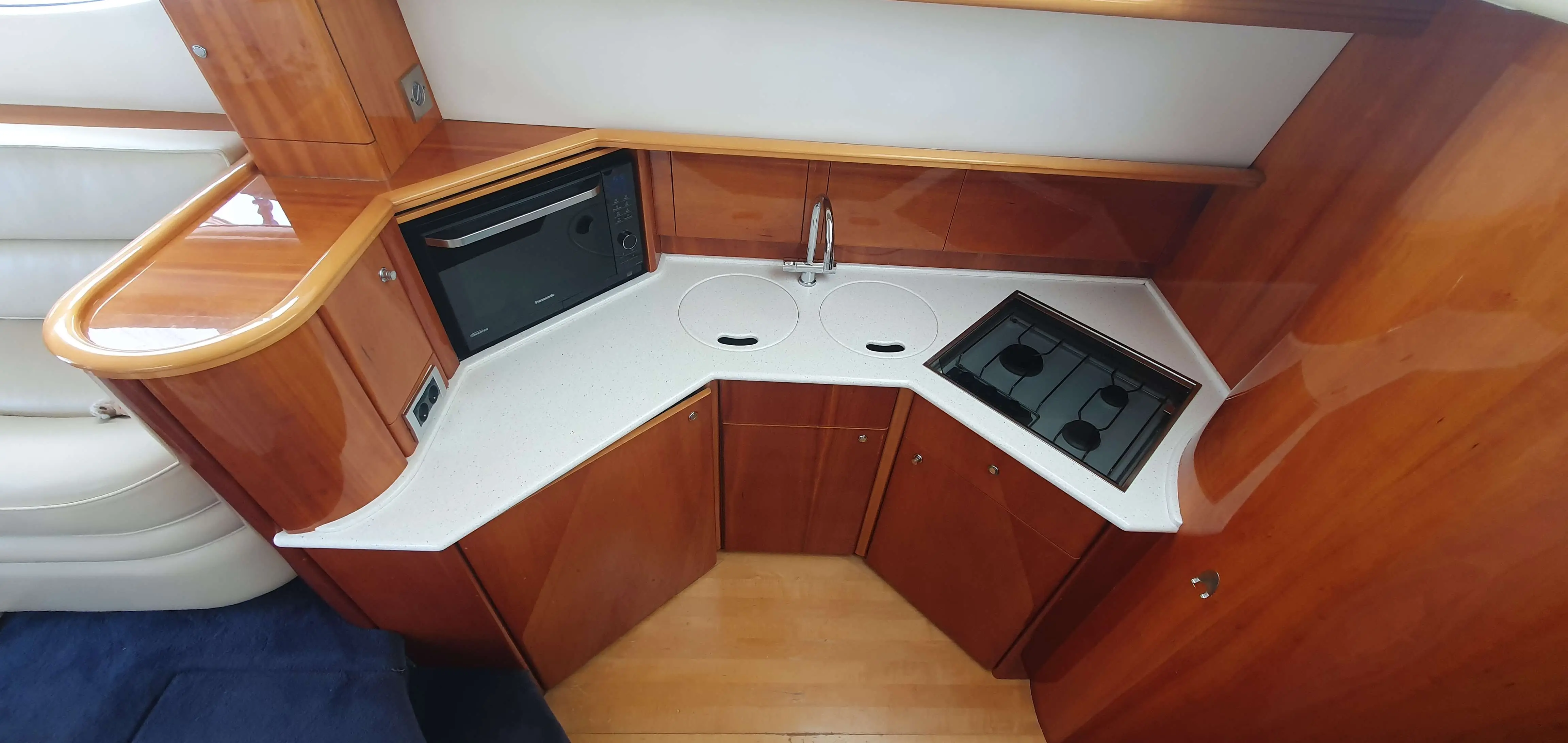 Princess 40 — Cuisine intérieure avec évier double, plaque de cuisson et four à micro-ondes.