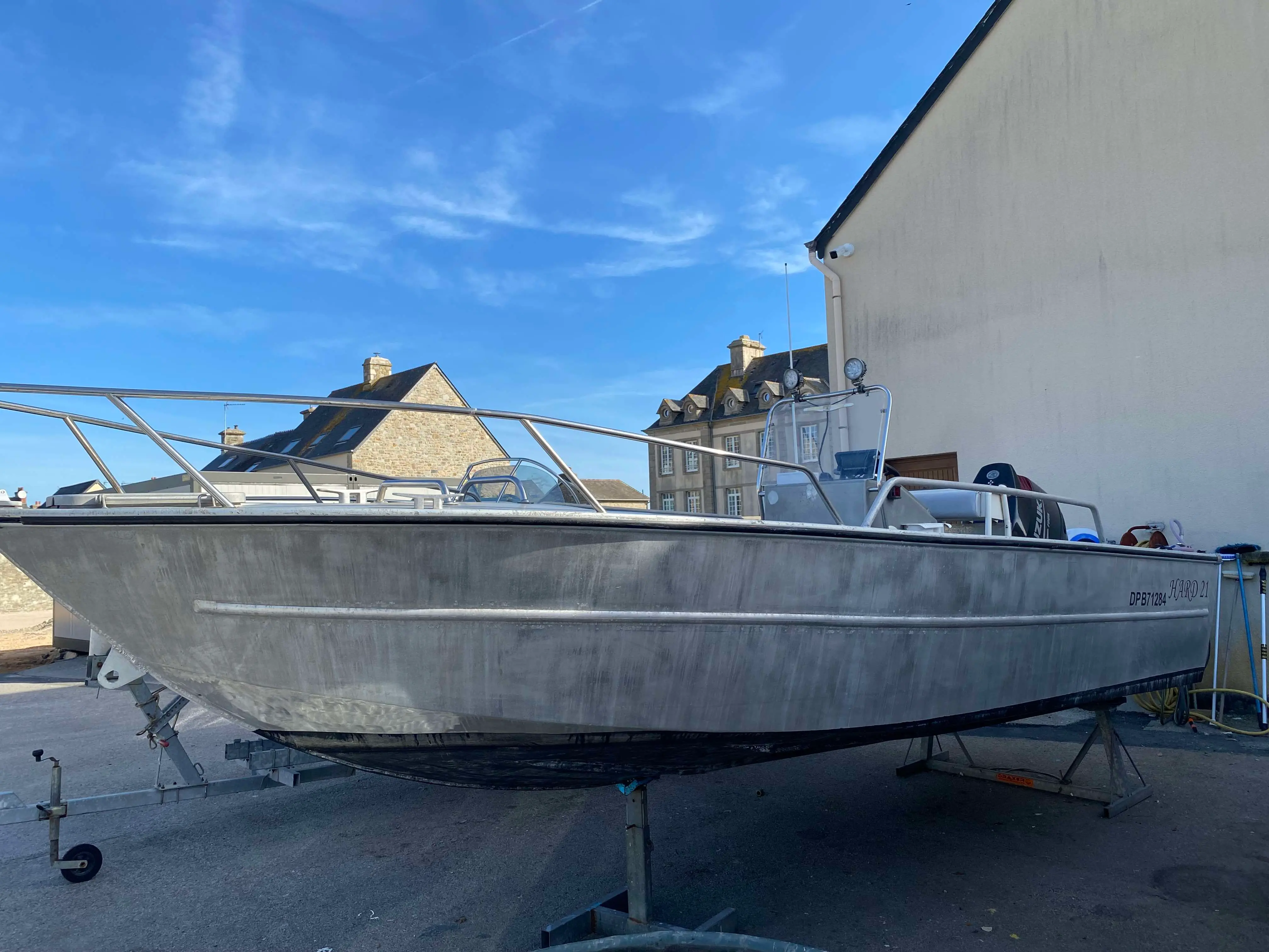 Hard 21 — Bateau à moteur en aluminium photographié à terre sur sa remorque.