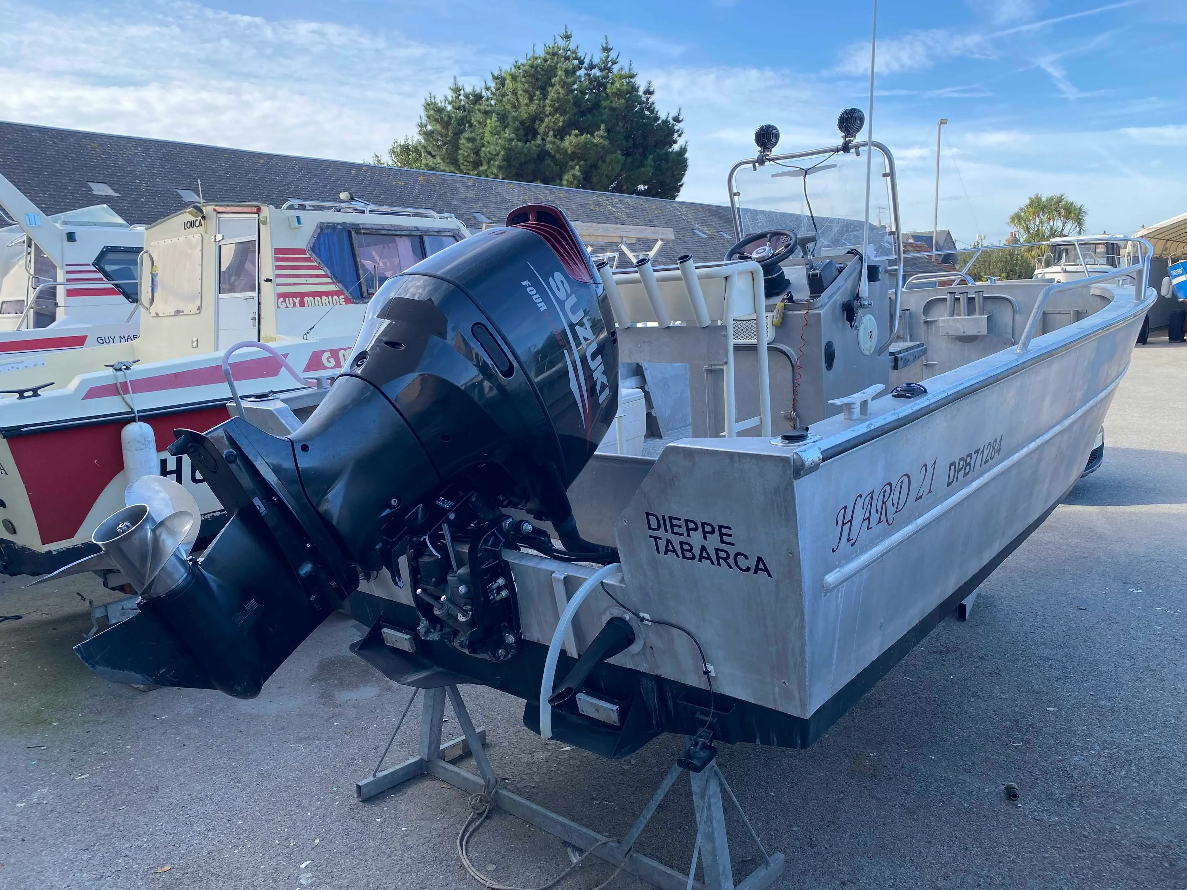 Hard 21 — Bateau de pêche en aluminium vu de trois quarts arrière, hors de l’eau.