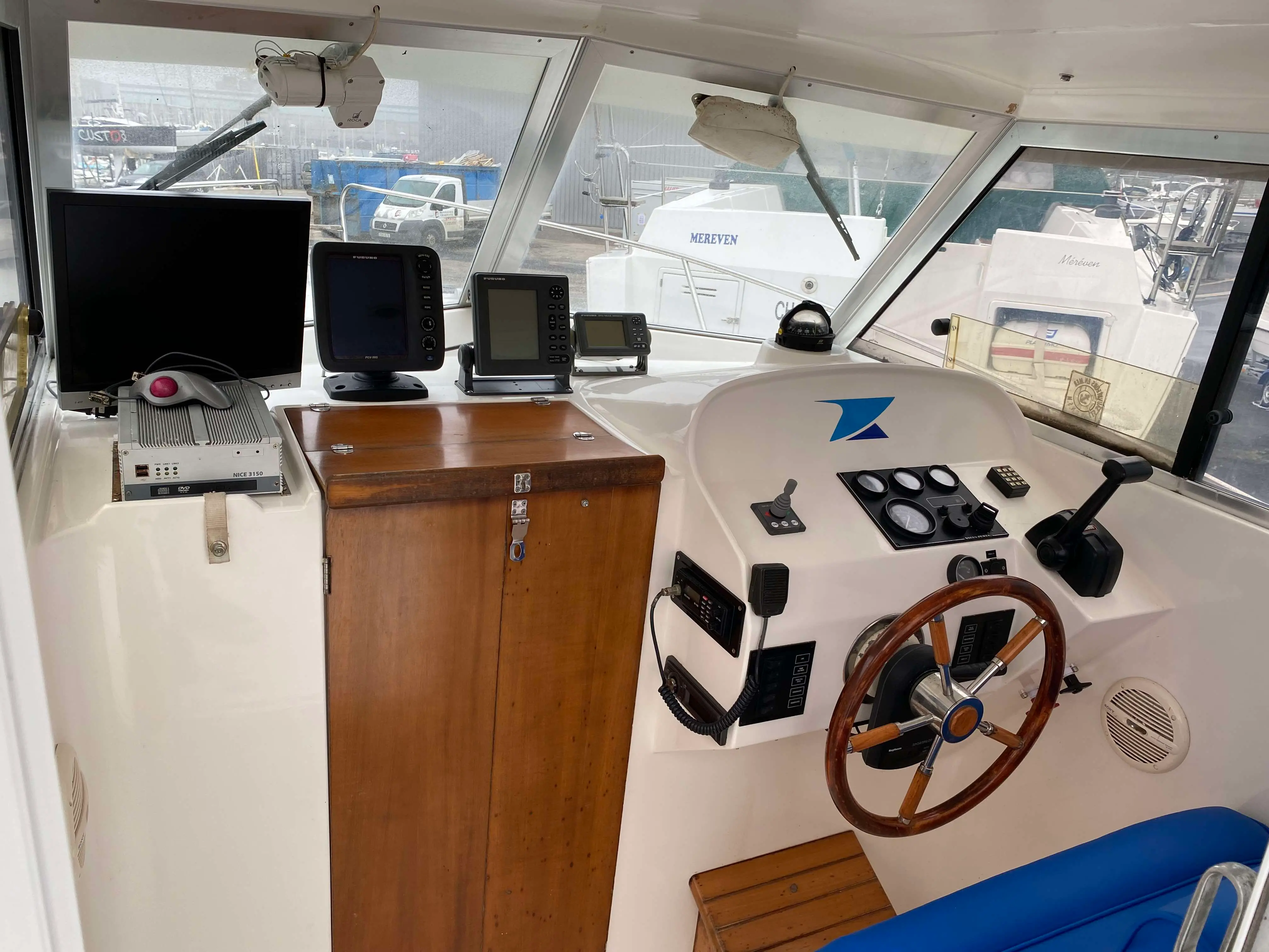 Rodman 747 — Poste de pilotage intérieur avec instruments, commandes et siège du barreur.