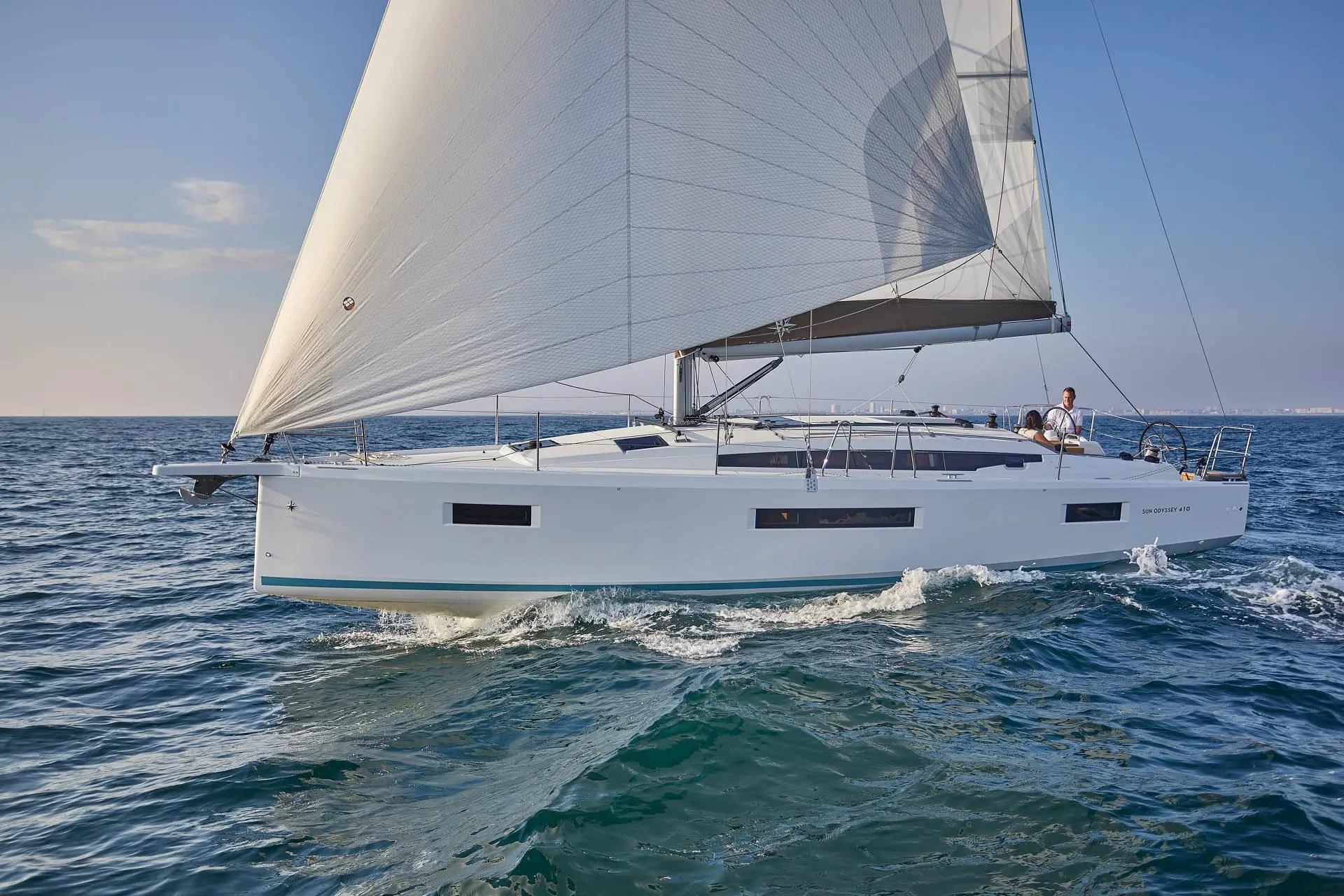 Jeanneau Sun Odyssey 410 — Voilier blanc naviguant sous voiles au large, vu de profil.