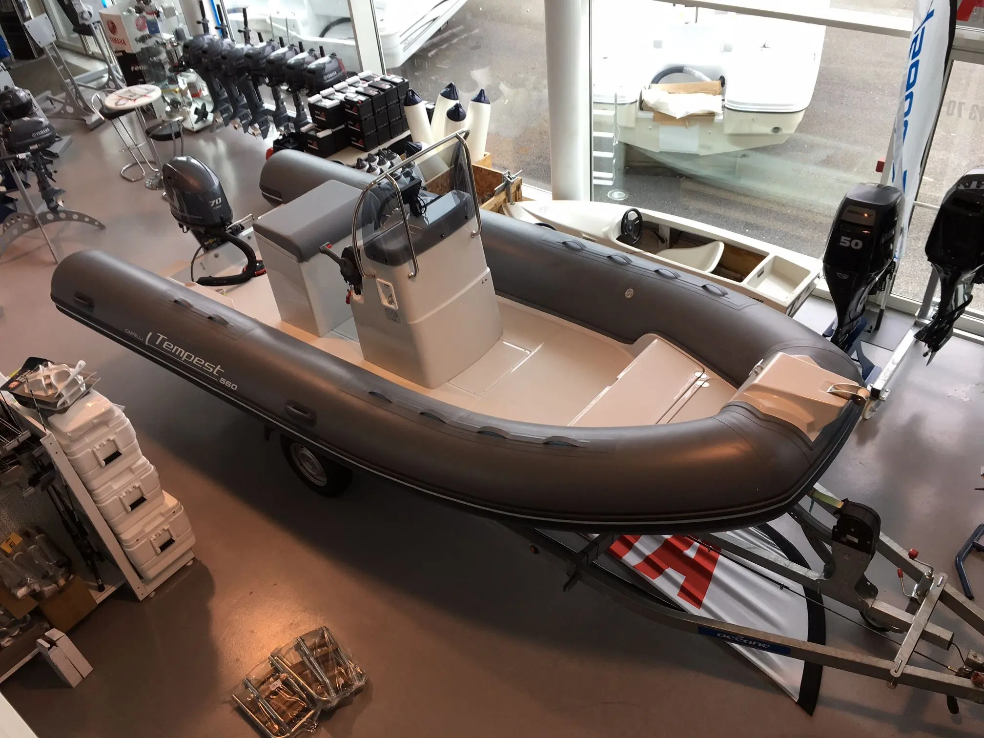 Capelli Tempest 560 — Bateau pneumatique gris exposé sur sa remorque dans un showroom.