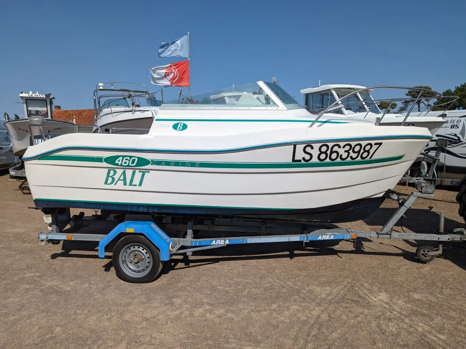 Balt 460 — Bateau à moteur Balt 460 Cabine blanc et turquoise présenté sur sa remorque.
