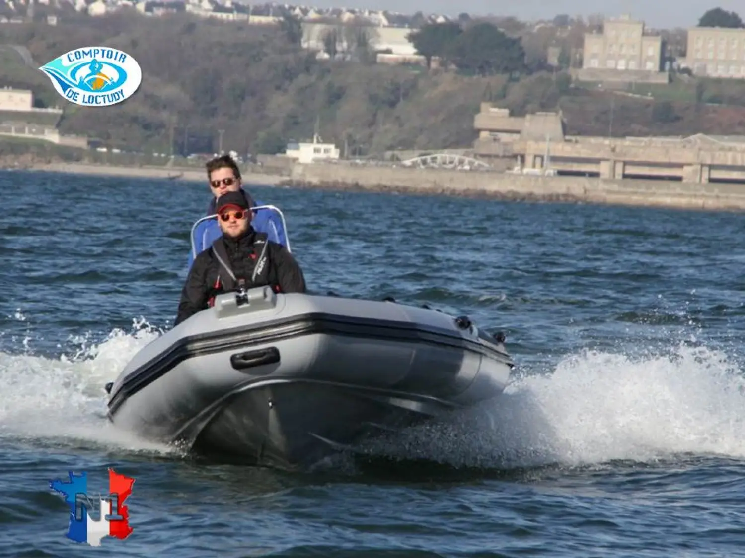 Adventure Vesta 450 HD — Bateau semi-rigide gris naviguant à vive allure avec deux personnes à bord.