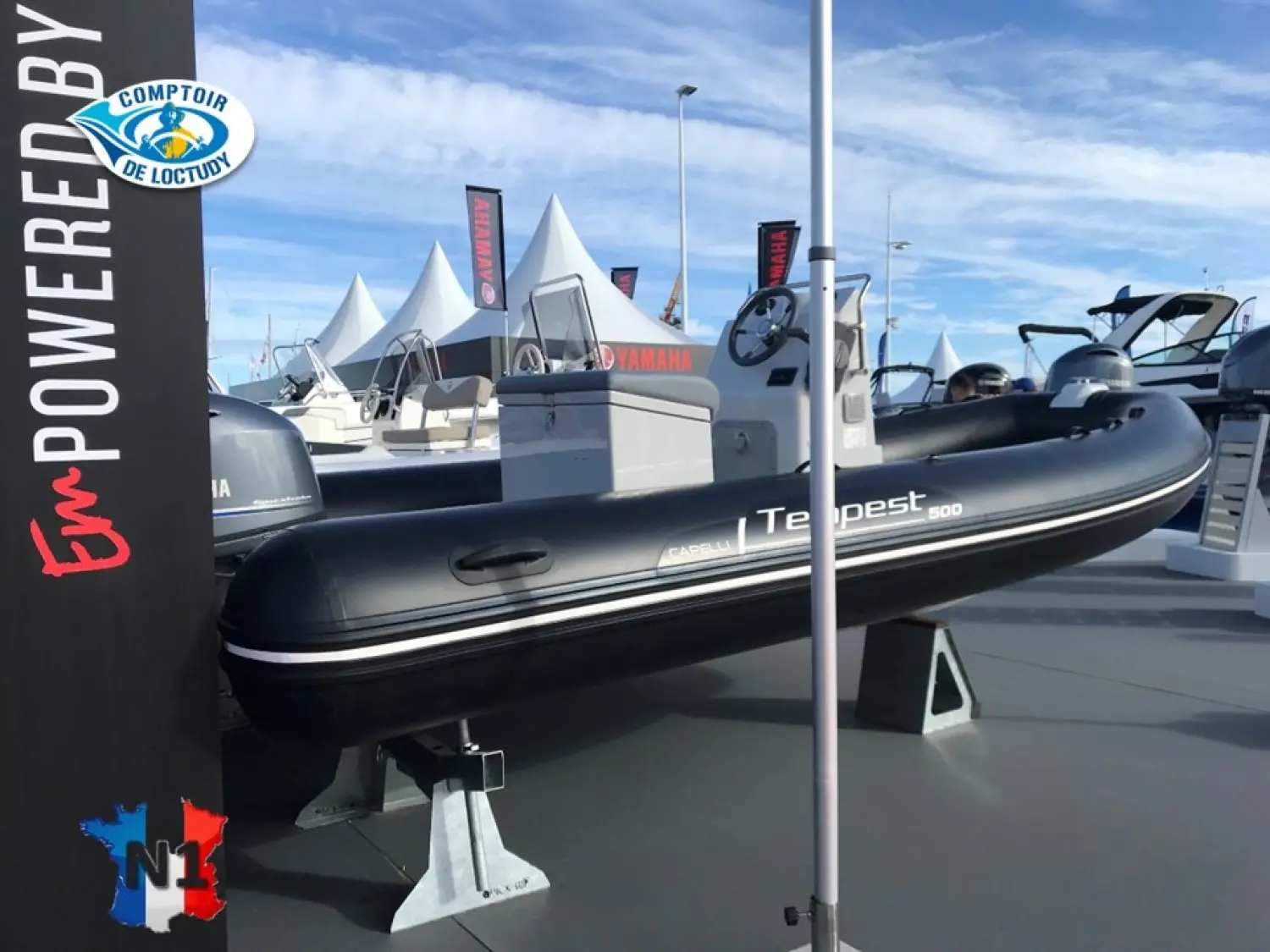 Capelli Tempest 500 — Semi-rigide noir exposé sur bers dans un salon nautique.