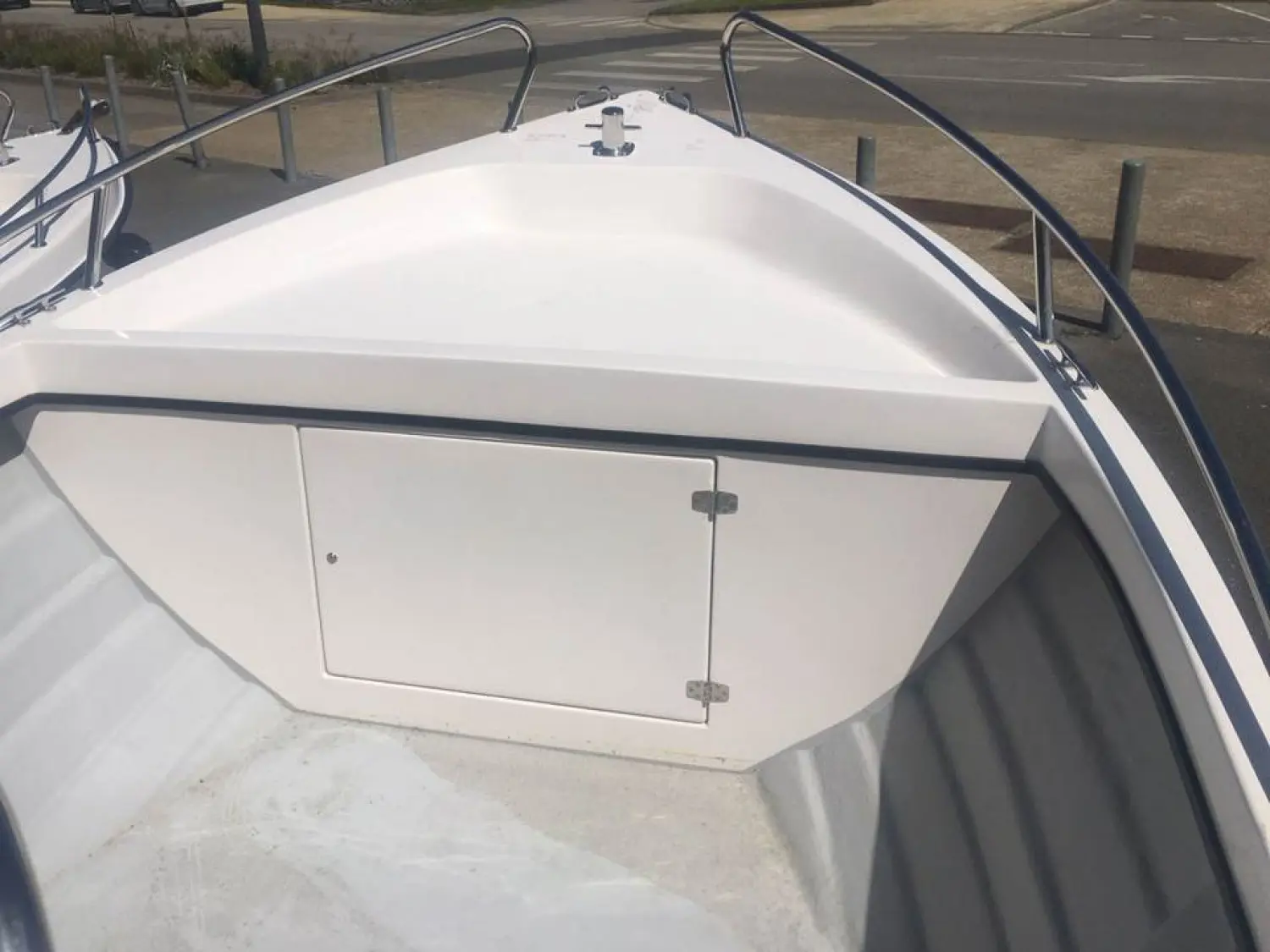 Pescador 550 — Vue rapprochée de la proue et d'un coffre de rangement du bateau.