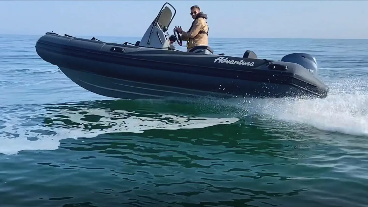 Adventure Vesta 550 Xl Family B3d — Bateau semi-rigide naviguant sur une mer calme avec un conducteur à bord.