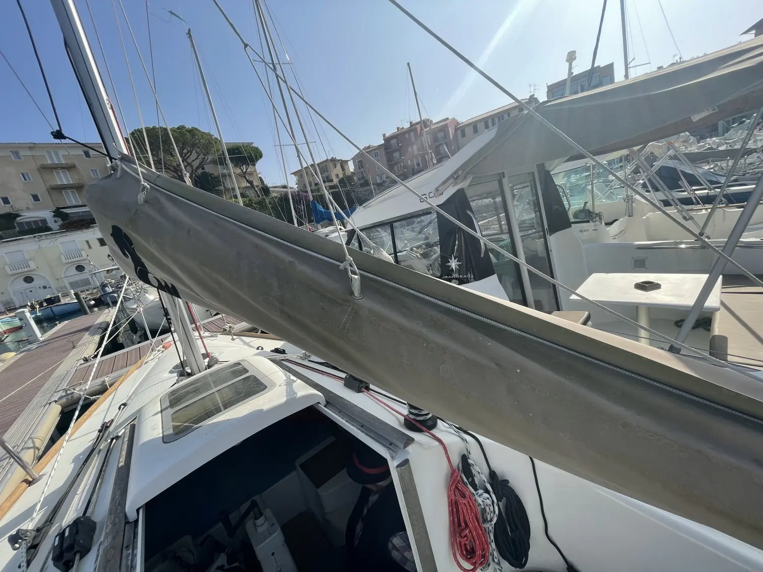Beneteau First 20 — Vue partielle d’un voilier amarré, encombrée par le gréement et un bateau voisin.