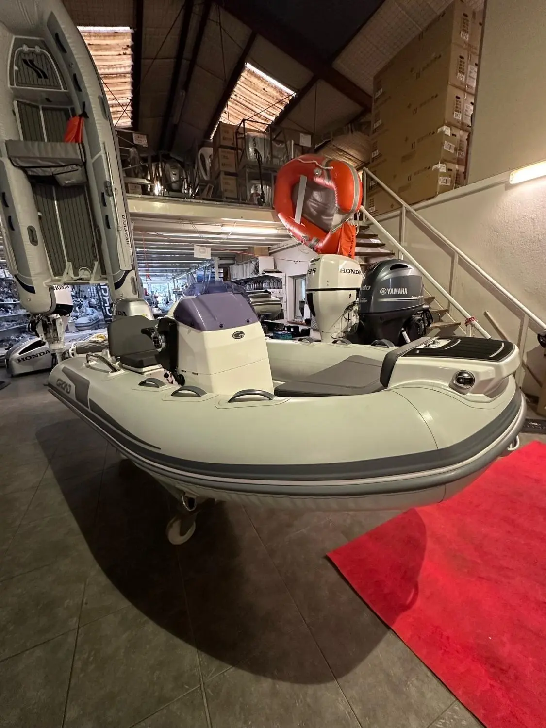 Grand Golden Line G340 — Un bateau semi-rigide vu de trois quarts arrière, exposé dans un hangar.