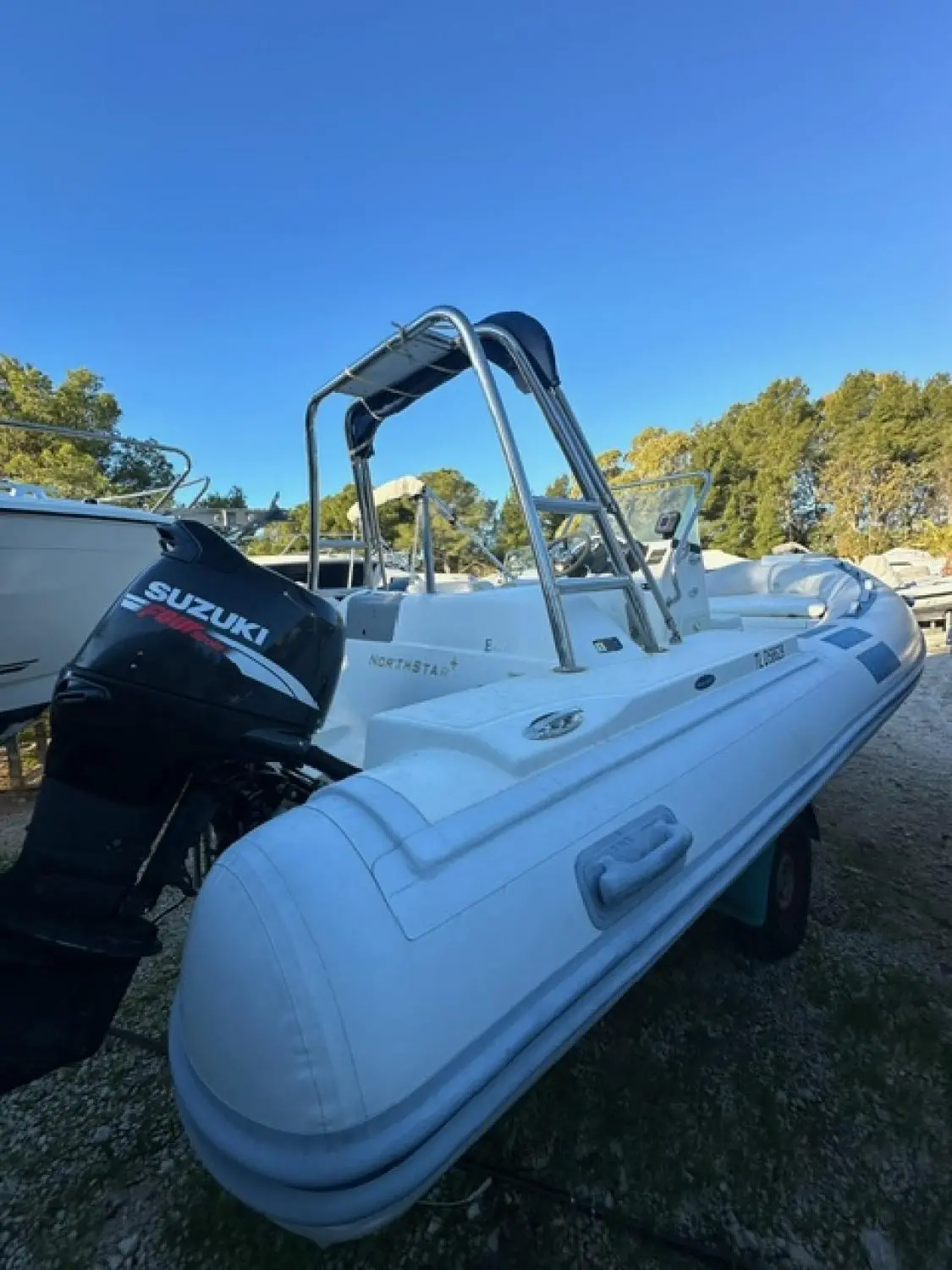 Northstar 185 WRT — Vue trois-quarts arrière d’un bateau pneumatique blanc équipé d’un moteur hors-bord.