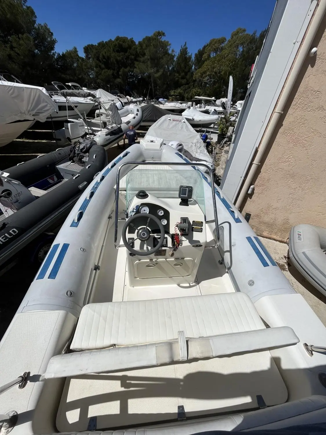 Northstar 185 WRT — Vue du cockpit et de la console d’un bateau semi-rigide stationné à terre.
