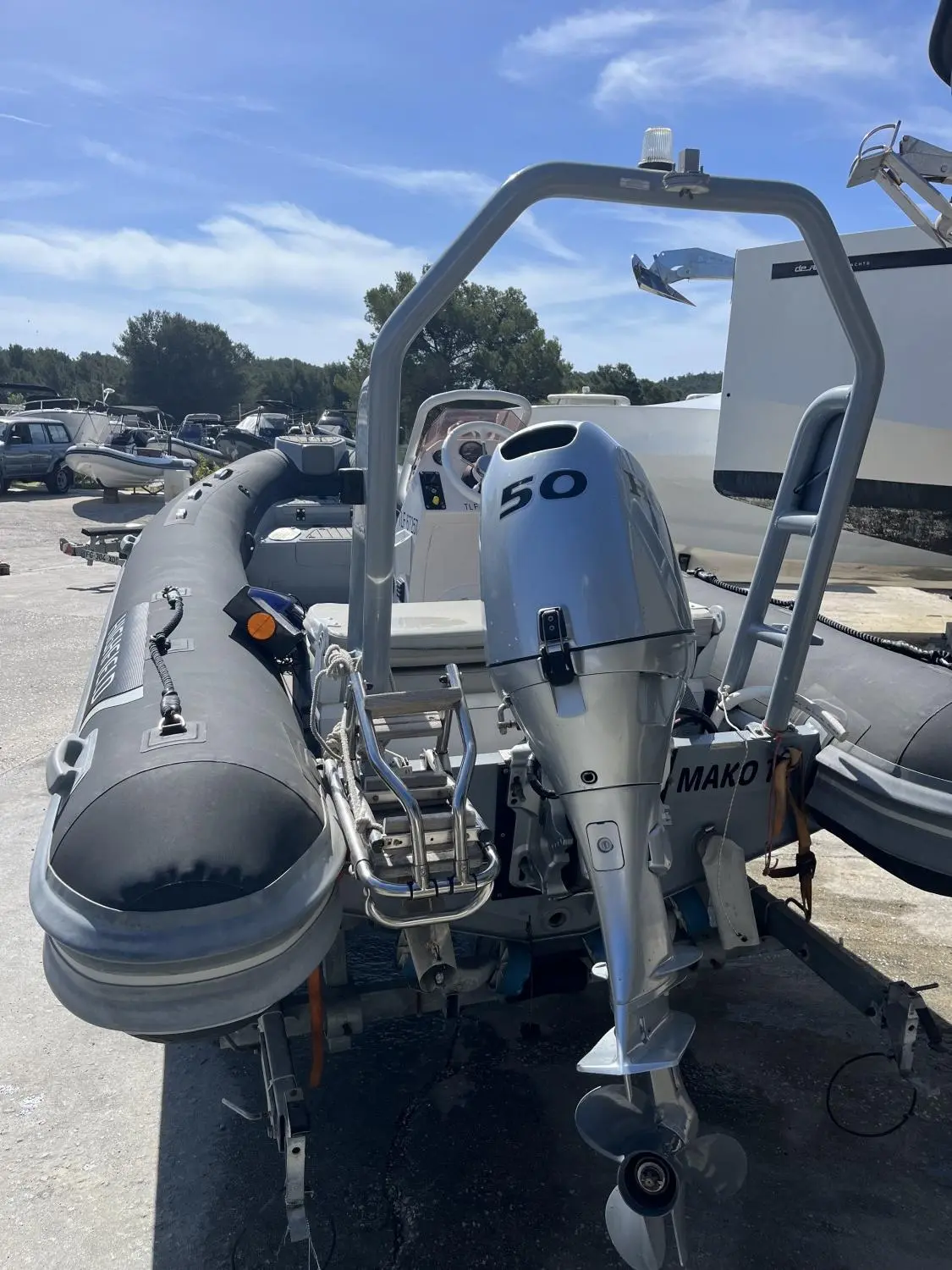 Highfield OM 460 — Vue arrière d’un semi-rigide gris équipé d’un moteur hors-bord de 50 ch.