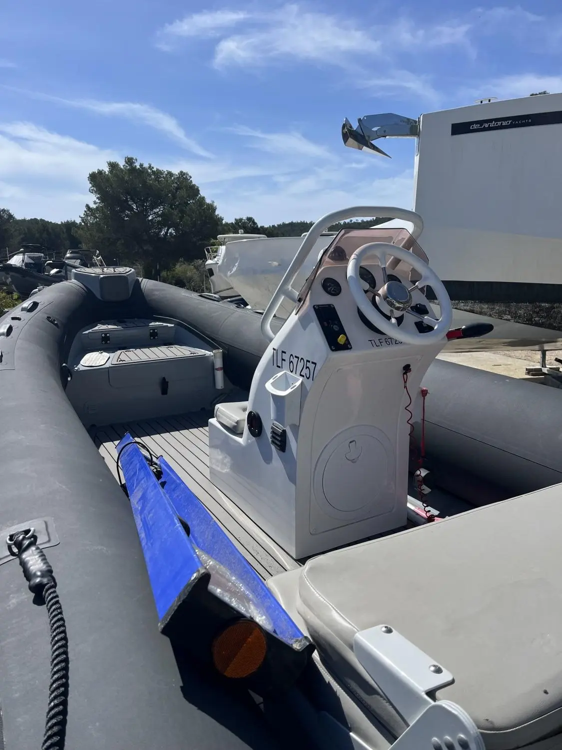 Highfield OM 460 — Vue partielle du cockpit et des flotteurs d’un bateau pneumatique à console centrale.