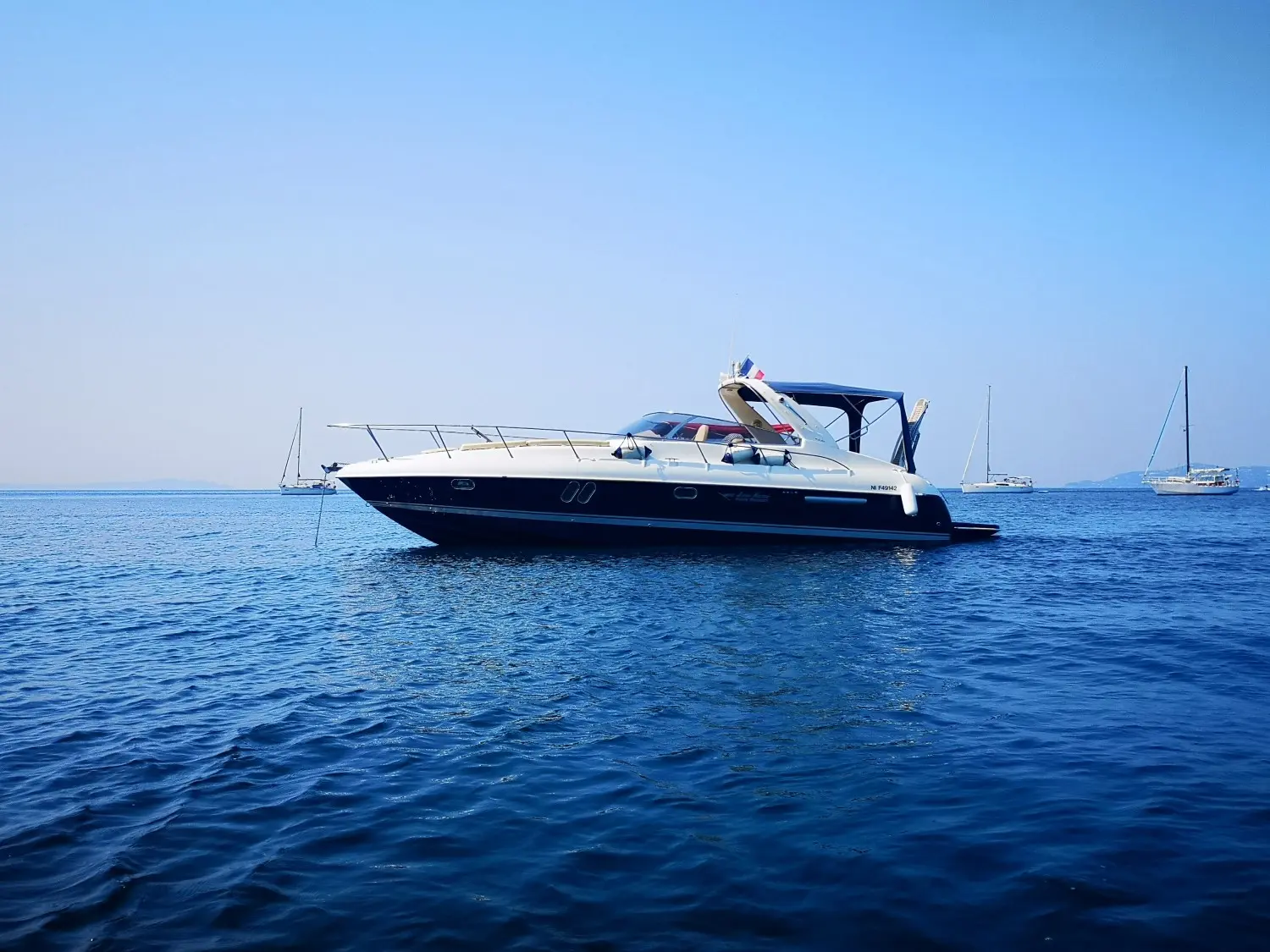 Airon Marine 345 — Bateau à moteur vu de trois quarts sur une mer calme.