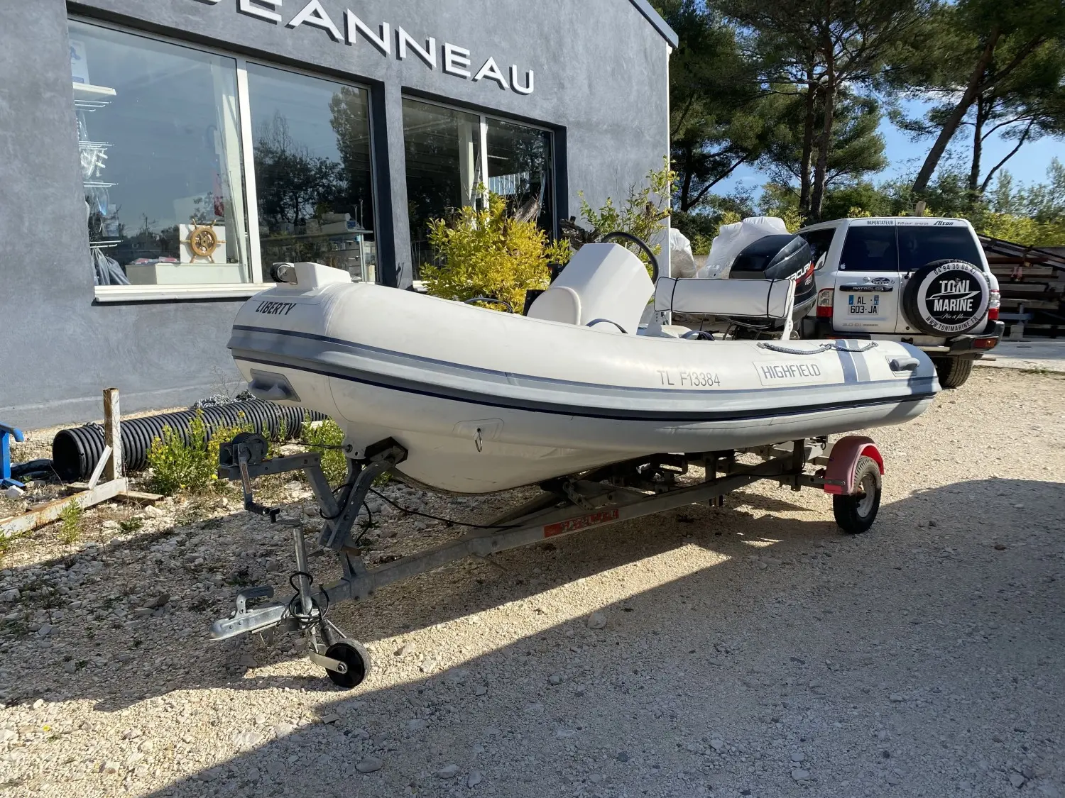 Highfield OM 350 T — Bateau pneumatique Highfield sur remorque, photographié devant un bâtiment.