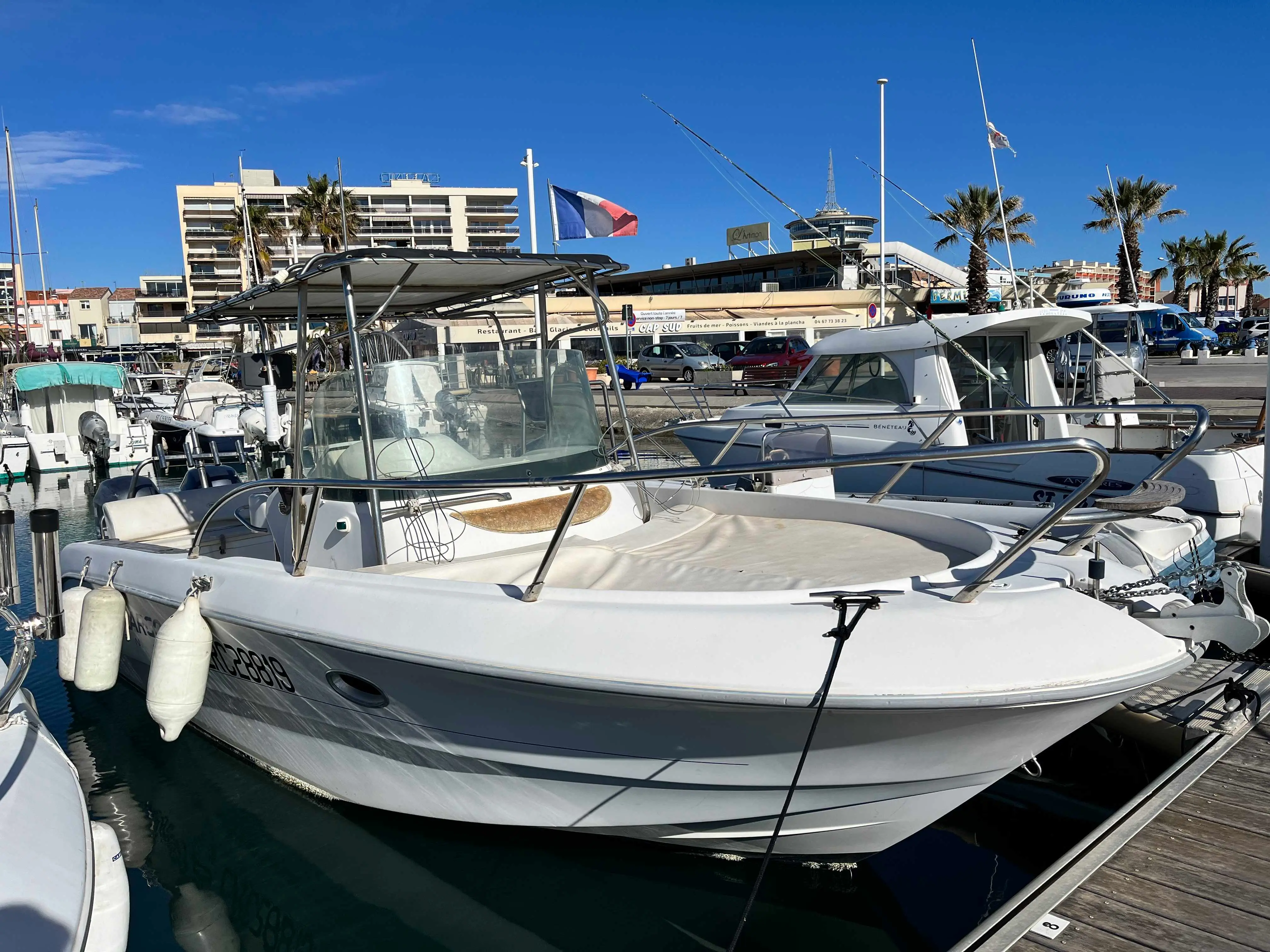 Sessa Marine Key Largo 25 — Bateau à moteur blanc amarré dans un port, vu de trois quarts avant.