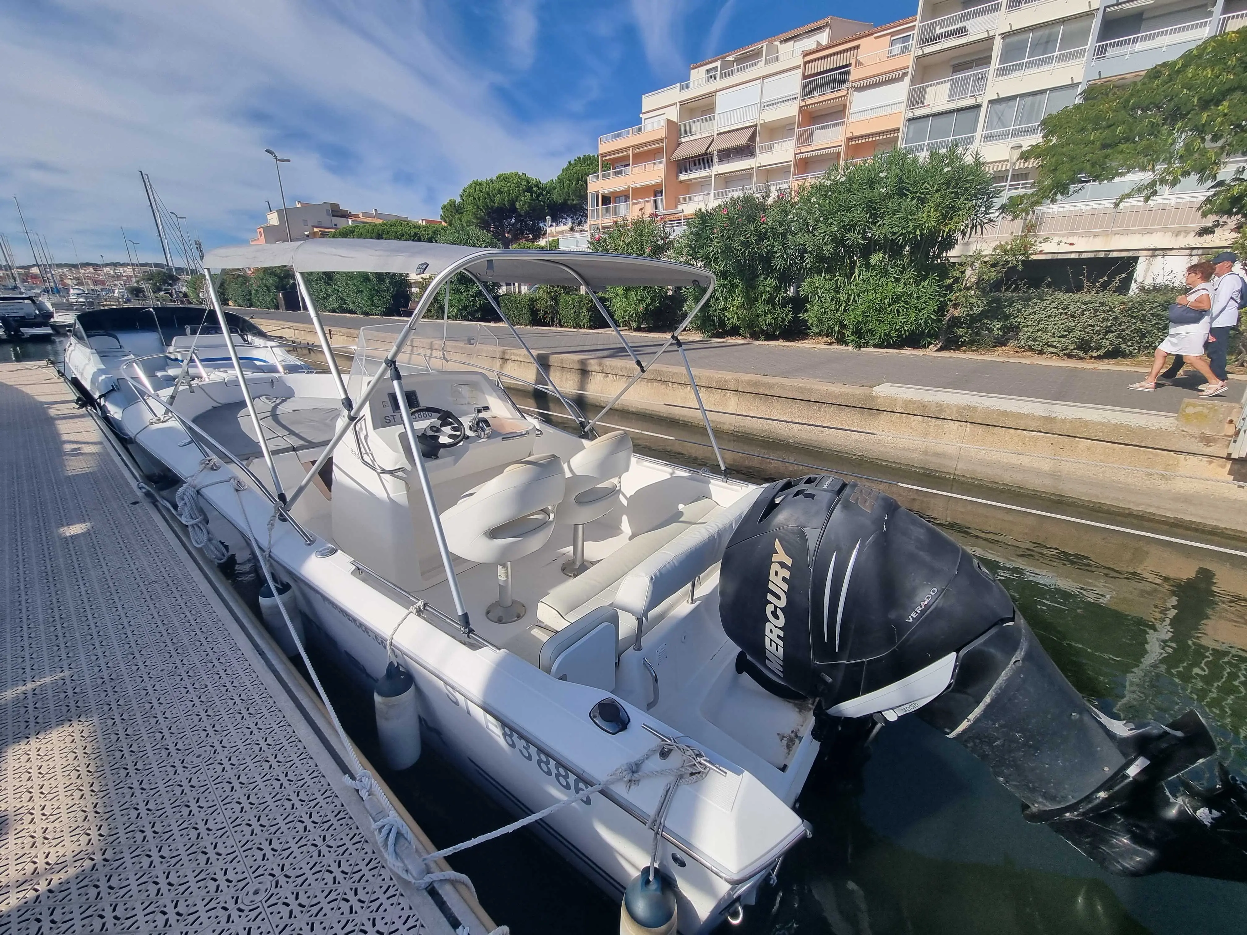 Kelt White Shark 226 — Bateau à moteur amarré dans un port, vu de l’arrière bâbord.