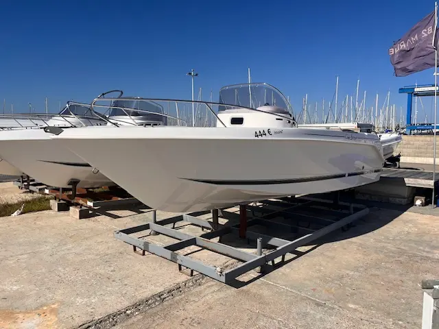 B2 Marine 652 — Bateau à moteur blanc présenté sur remorque dans un port de plaisance.