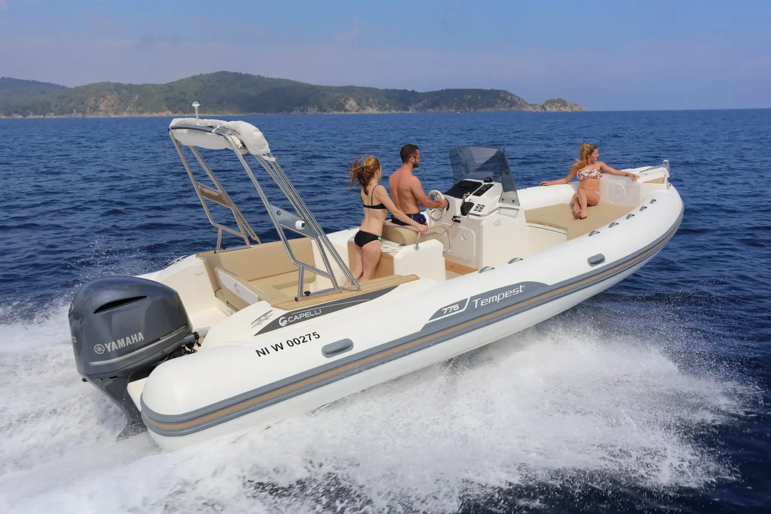 Capelli Tempest 775 — Bateau semi-rigide blanc naviguant au large avec quatre personnes à bord.