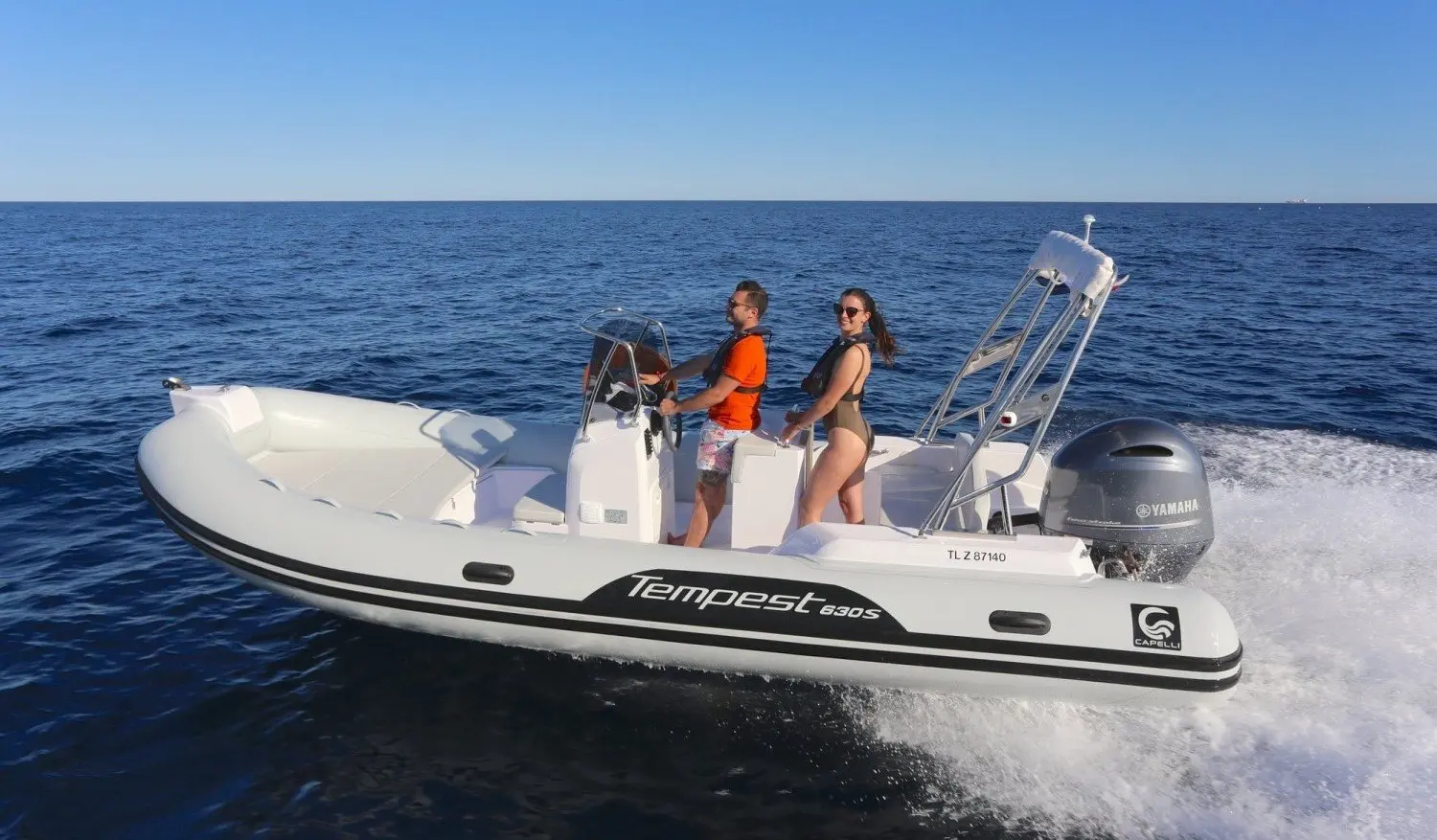 Capelli Tempest 630 — Semi-rigide blanc naviguant en mer, avec deux personnes à bord.