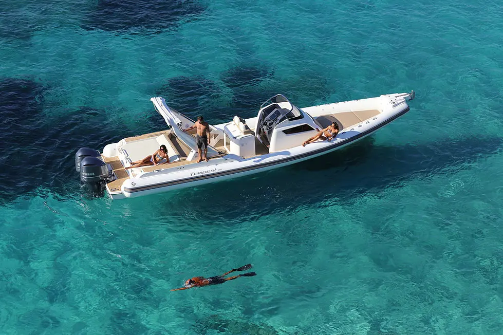 Capelli Tempest 40 — Vue aérienne d’un bateau pneumatique avec trois personnes à bord et un nageur.