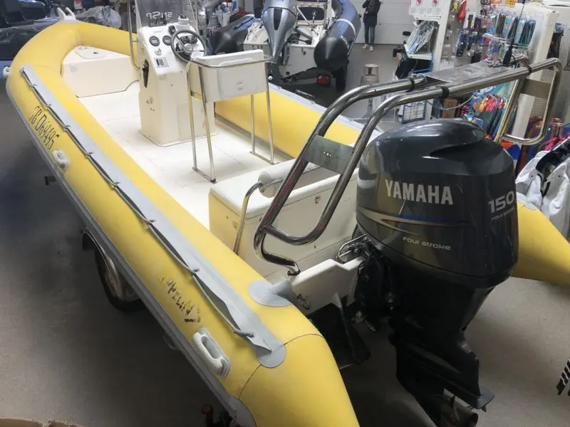 Zeppelin 21 VPRO — Bateau pneumatique jaune exposé en magasin, vu depuis l’arrière avec moteur hors-bord.