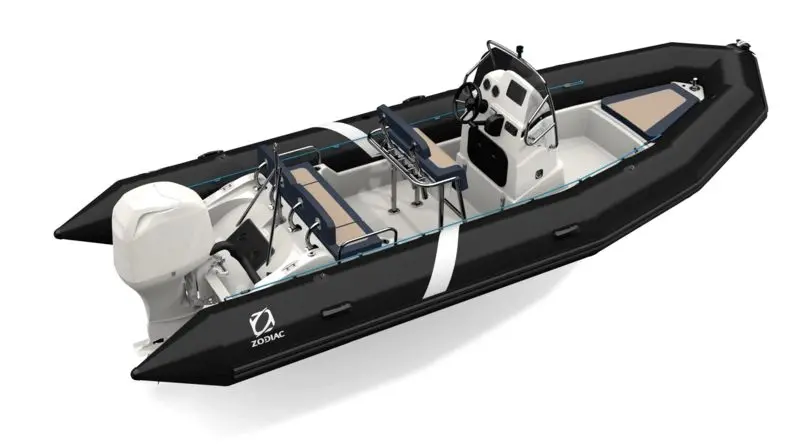 Zodiac Pro Open 650 — Bateau pneumatique noir et blanc vu de trois quarts, avec console centrale et moteur hors-bord.