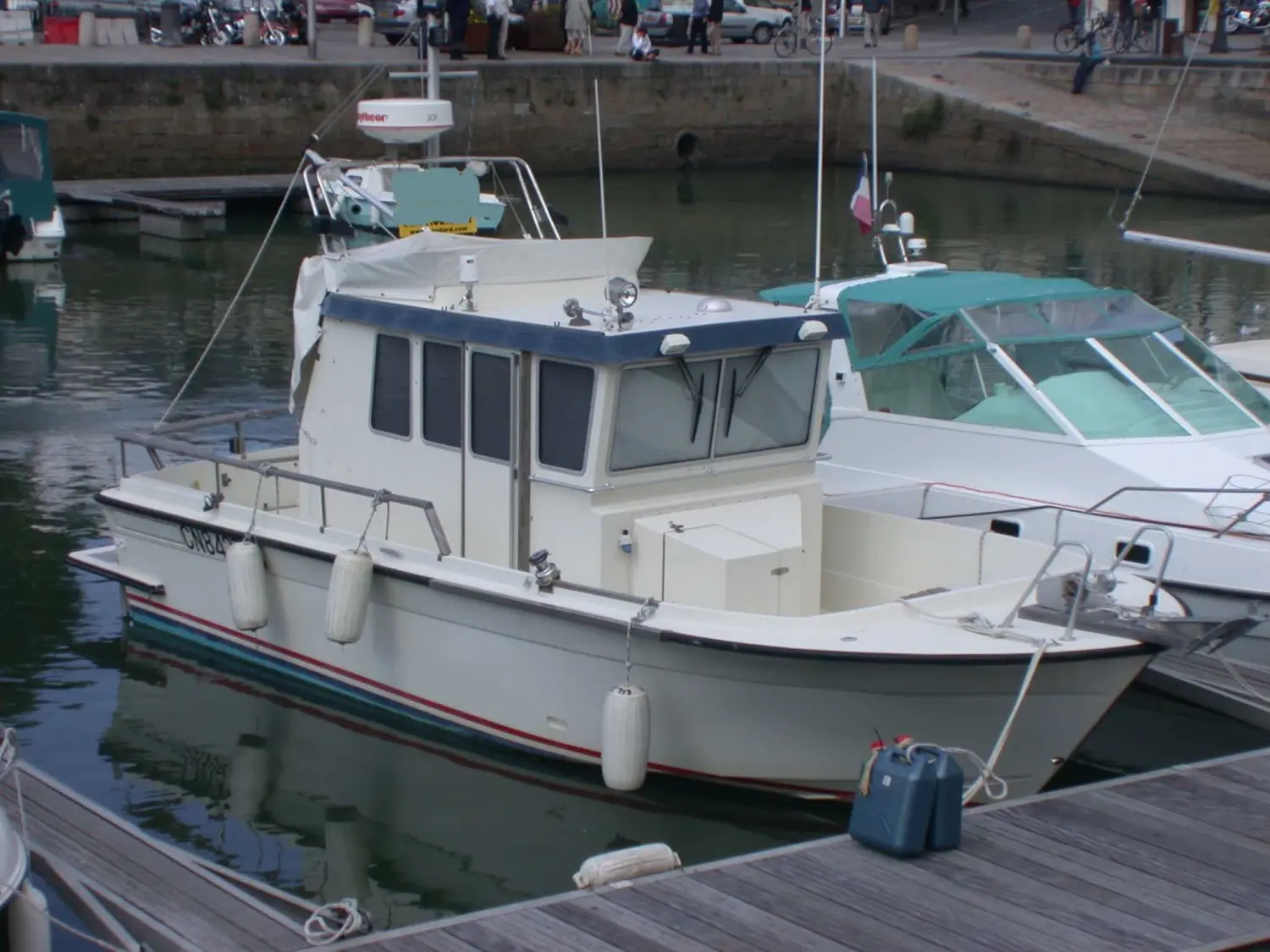 Botnia Marin Targa 27 — Bateau à cabine amarré dans un port, vu de trois quarts avant.