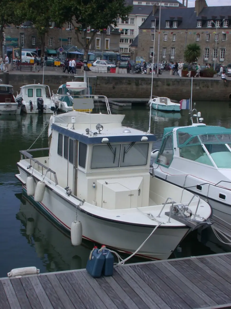Botnia Marin Targa 27 — Vedette de plaisance amarrée dans un port, vue de trois quarts avant.