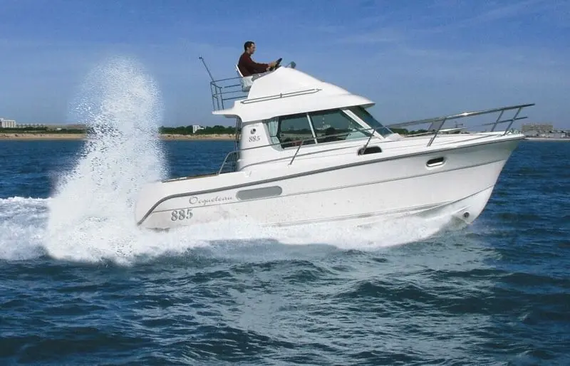 Ocqueteau 885 — Bateau à moteur blanc naviguant à vive allure, vu de trois quarts bâbord.