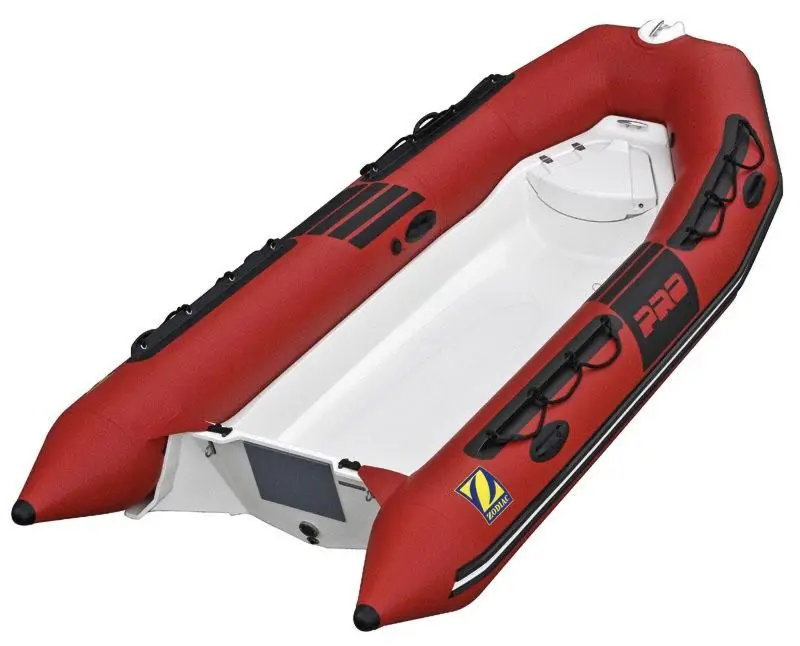 Zodiac Pro 7 Man — Bateau pneumatique rouge et blanc présenté en vue plongeante sur fond blanc.