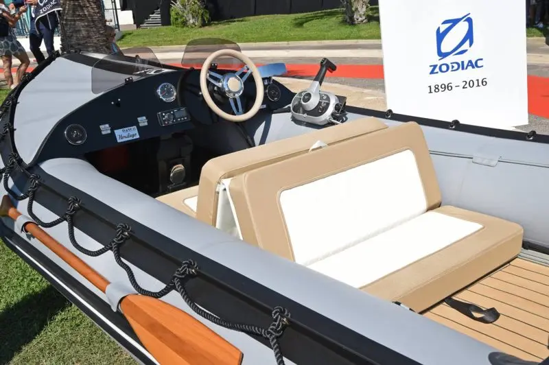 Zodiac Mark II — Vue du poste de pilotage et de la banquette d’un bateau pneumatique exposé.
