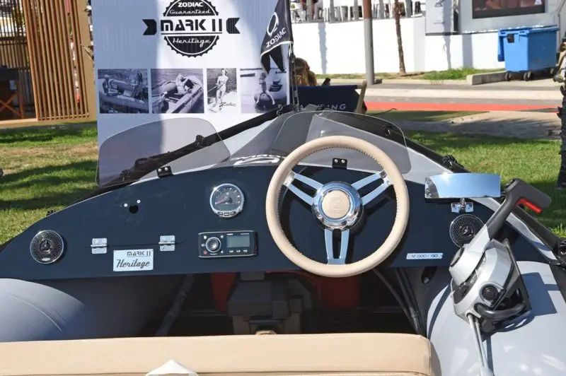 Zodiac Mark II — Vue du poste de pilotage d’un bateau semi-rigide avec volant, instruments et console.