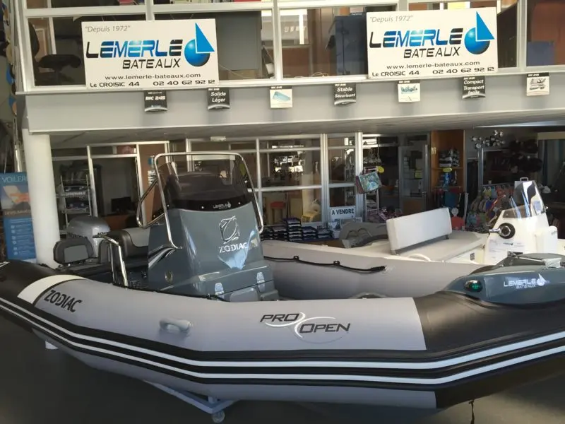 Zodiac Pro Open 550 — Semi-rigide gris exposé en magasin, vu de trois quarts avant.