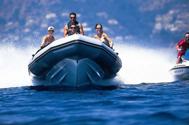 Zodiac Pro 15 Man — Bateau pneumatique naviguant face à l'objectif avec plusieurs passagers à bord.