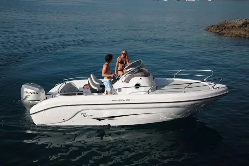 Ranieri Shadow 20 — Bateau à moteur blanc vu de profil sur l’eau, avec deux personnes à bord.