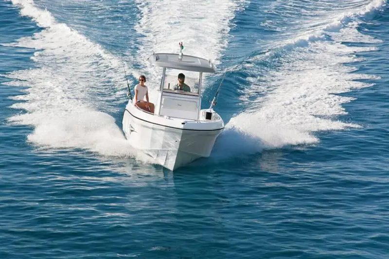 Ranieri Interceptor 222 — Bateau à moteur naviguant à vive allure, vu de face sur une mer dégagée.